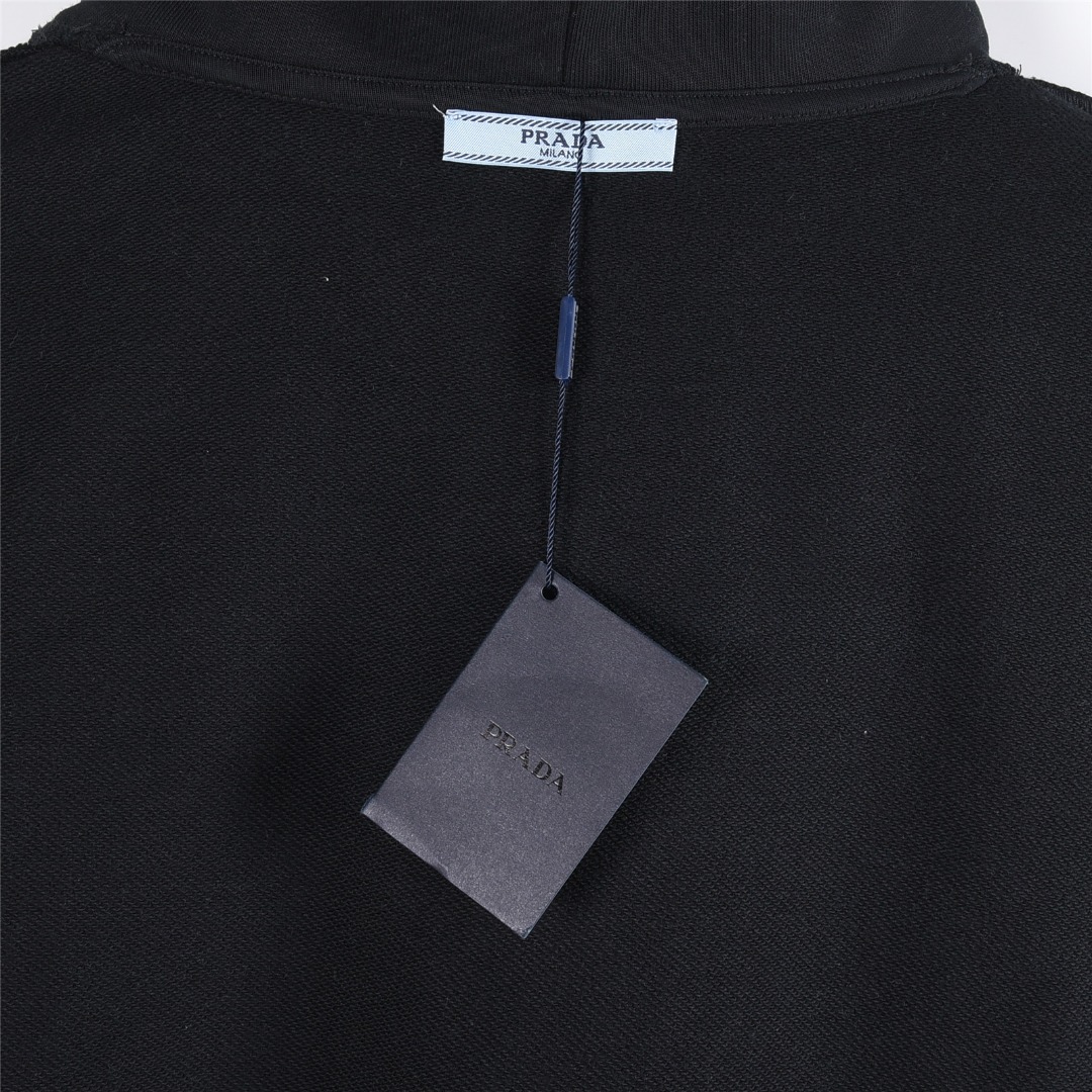 Prada/普拉达 25Fw 胸前小字母刺绣连帽卫衣 黑色 白色