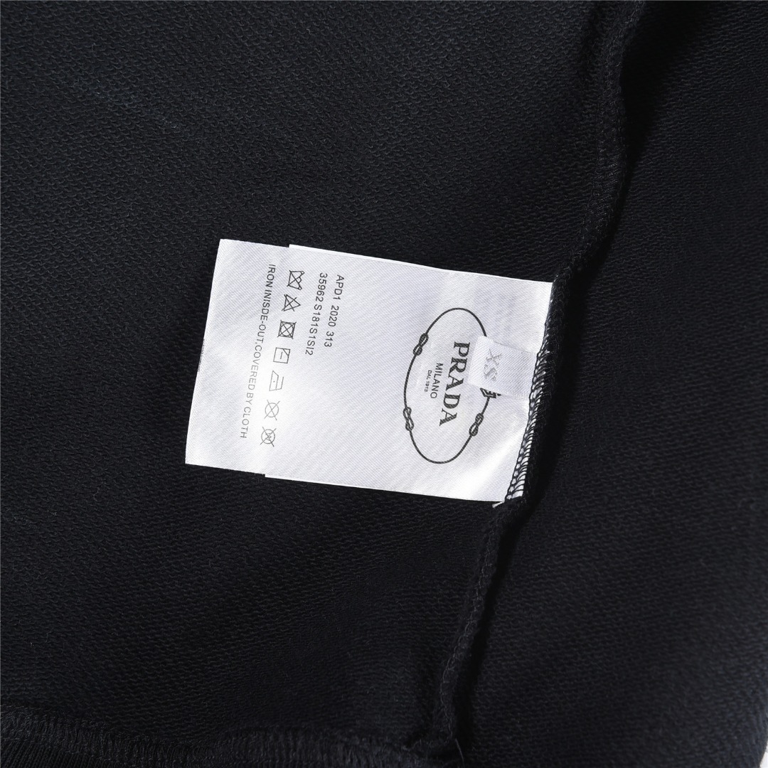 Prada/普拉达 25Fw 胸前小字母刺绣连帽卫衣 黑色 白色