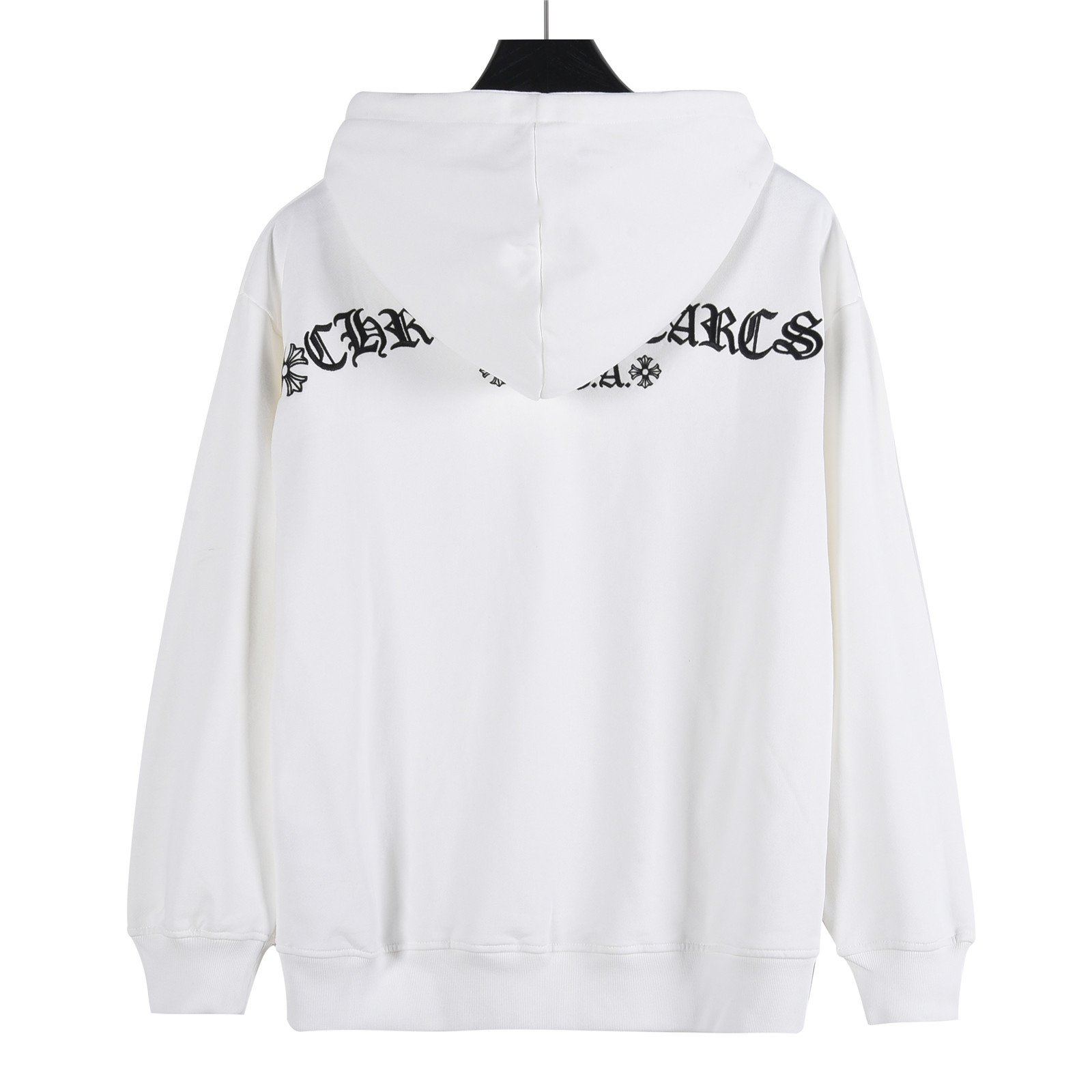 本地自取💰240（支持放店）
Chrome Hearts/克罗心 经典梵文字Logo绣花连帽卫衣
定织定染480g平纹面料 内里抓绒 洗水后差不多510g 非常硬挺厚实
 肌理感是非常强烈的 螺纹为定做扁机螺纹 配套单独定织，
时尚百搭单品 秋冬衣橱必备 十分耐看 有风度的同时保持温度 ，
如果说款式让你一眼发亮 那品质才是你更应该关注的点 相比价格我们抓的是品质
 这个品质除了换码很难让人有点击退款的欲望，拿到手就是爱不释手的感觉 
情侣款 os版型 版型质感拉满 不挑年龄 不挑身材 ！
颜色：白色、黑色
Size:XS-L