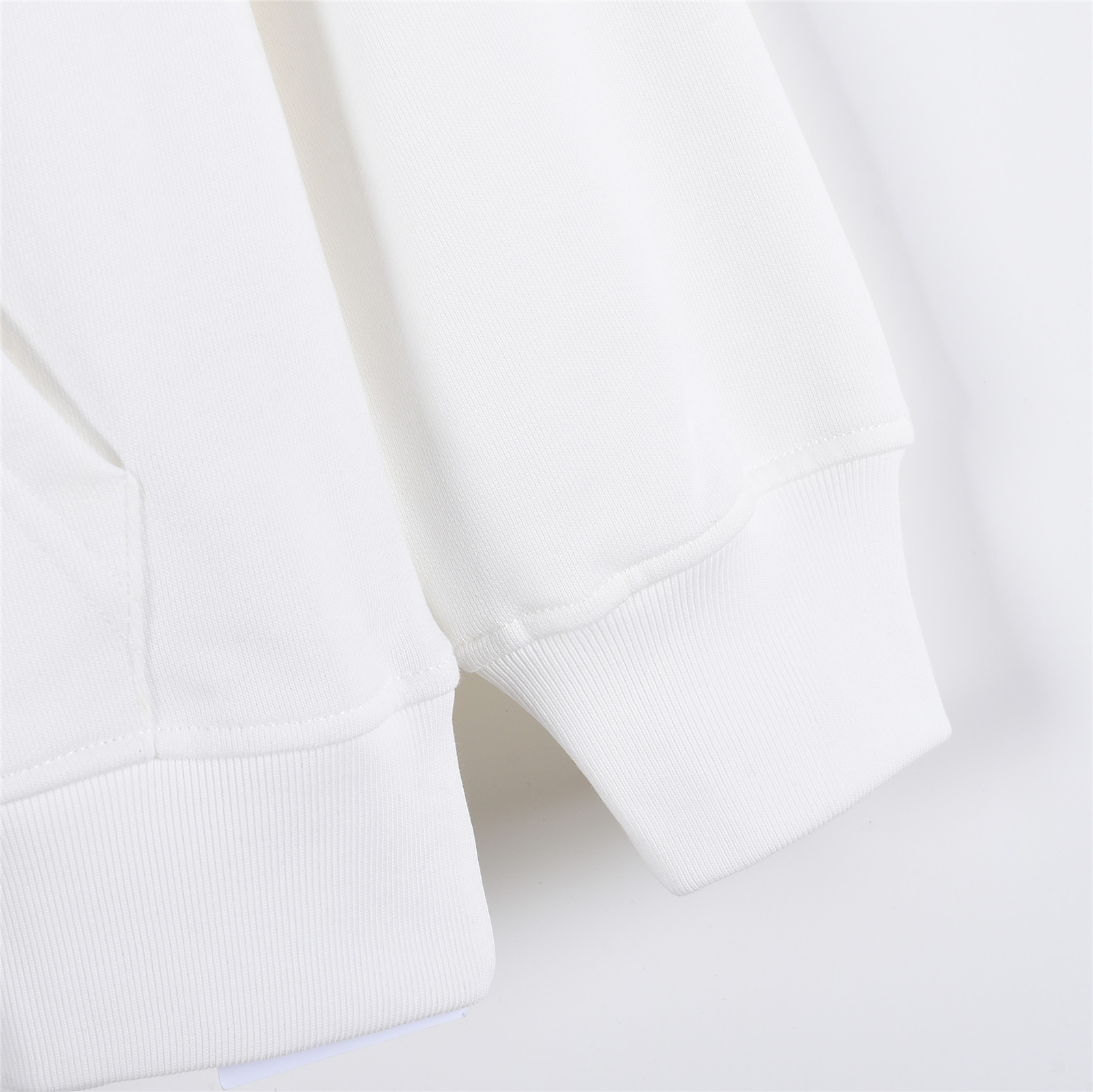 本地自取💰240（支持放店）
Chrome Hearts/克罗心 经典梵文字Logo绣花连帽卫衣
定织定染480g平纹面料 内里抓绒 洗水后差不多510g 非常硬挺厚实
 肌理感是非常强烈的 螺纹为定做扁机螺纹 配套单独定织，
时尚百搭单品 秋冬衣橱必备 十分耐看 有风度的同时保持温度 ，
如果说款式让你一眼发亮 那品质才是你更应该关注的点 相比价格我们抓的是品质
 这个品质除了换码很难让人有点击退款的欲望，拿到手就是爱不释手的感觉 
情侣款 os版型 版型质感拉满 不挑年龄 不挑身材 ！
颜色：白色、黑色
Size:XS-L