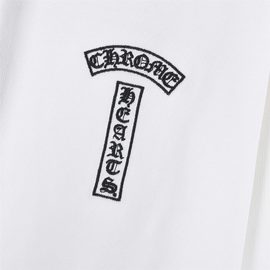 本地自取💰240（支持放店）
Chrome Hearts/克罗心 经典梵文字Logo绣花连帽卫衣
定织定染480g平纹面料 内里抓绒 洗水后差不多510g 非常硬挺厚实
 肌理感是非常强烈的 螺纹为定做扁机螺纹 配套单独定织，
时尚百搭单品 秋冬衣橱必备 十分耐看 有风度的同时保持温度 ，
如果说款式让你一眼发亮 那品质才是你更应该关注的点 相比价格我们抓的是品质
 这个品质除了换码很难让人有点击退款的欲望，拿到手就是爱不释手的感觉 
情侣款 os版型 版型质感拉满 不挑年龄 不挑身材 ！
颜色：白色、黑色
Size:XS-L