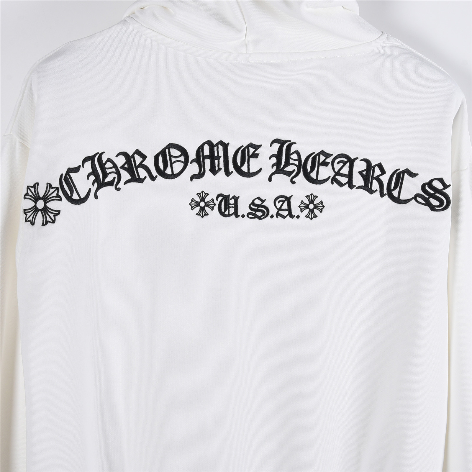 本地自取💰240（支持放店）
Chrome Hearts/克罗心 经典梵文字Logo绣花连帽卫衣
定织定染480g平纹面料 内里抓绒 洗水后差不多510g 非常硬挺厚实
 肌理感是非常强烈的 螺纹为定做扁机螺纹 配套单独定织，
时尚百搭单品 秋冬衣橱必备 十分耐看 有风度的同时保持温度 ，
如果说款式让你一眼发亮 那品质才是你更应该关注的点 相比价格我们抓的是品质
 这个品质除了换码很难让人有点击退款的欲望，拿到手就是爱不释手的感觉 
情侣款 os版型 版型质感拉满 不挑年龄 不挑身材 ！
颜色：白色、黑色
Size:XS-L