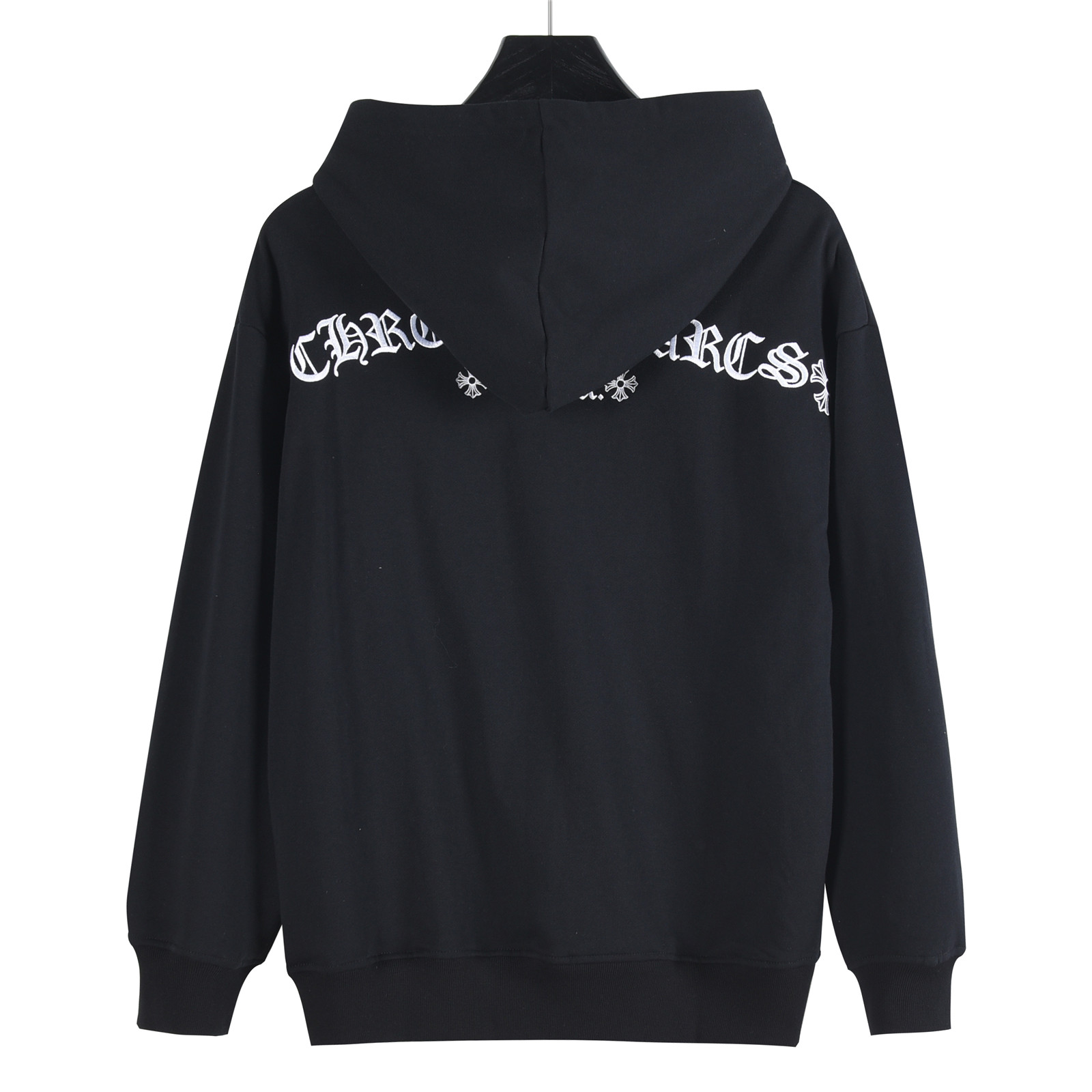 本地自取💰240（支持放店）
Chrome Hearts/克罗心 经典梵文字Logo绣花连帽卫衣
定织定染480g平纹面料 内里抓绒 洗水后差不多510g 非常硬挺厚实
 肌理感是非常强烈的 螺纹为定做扁机螺纹 配套单独定织，
时尚百搭单品 秋冬衣橱必备 十分耐看 有风度的同时保持温度 ，
如果说款式让你一眼发亮 那品质才是你更应该关注的点 相比价格我们抓的是品质
 这个品质除了换码很难让人有点击退款的欲望，拿到手就是爱不释手的感觉 
情侣款 os版型 版型质感拉满 不挑年龄 不挑身材 ！
颜色：白色、黑色
Size:XS-L