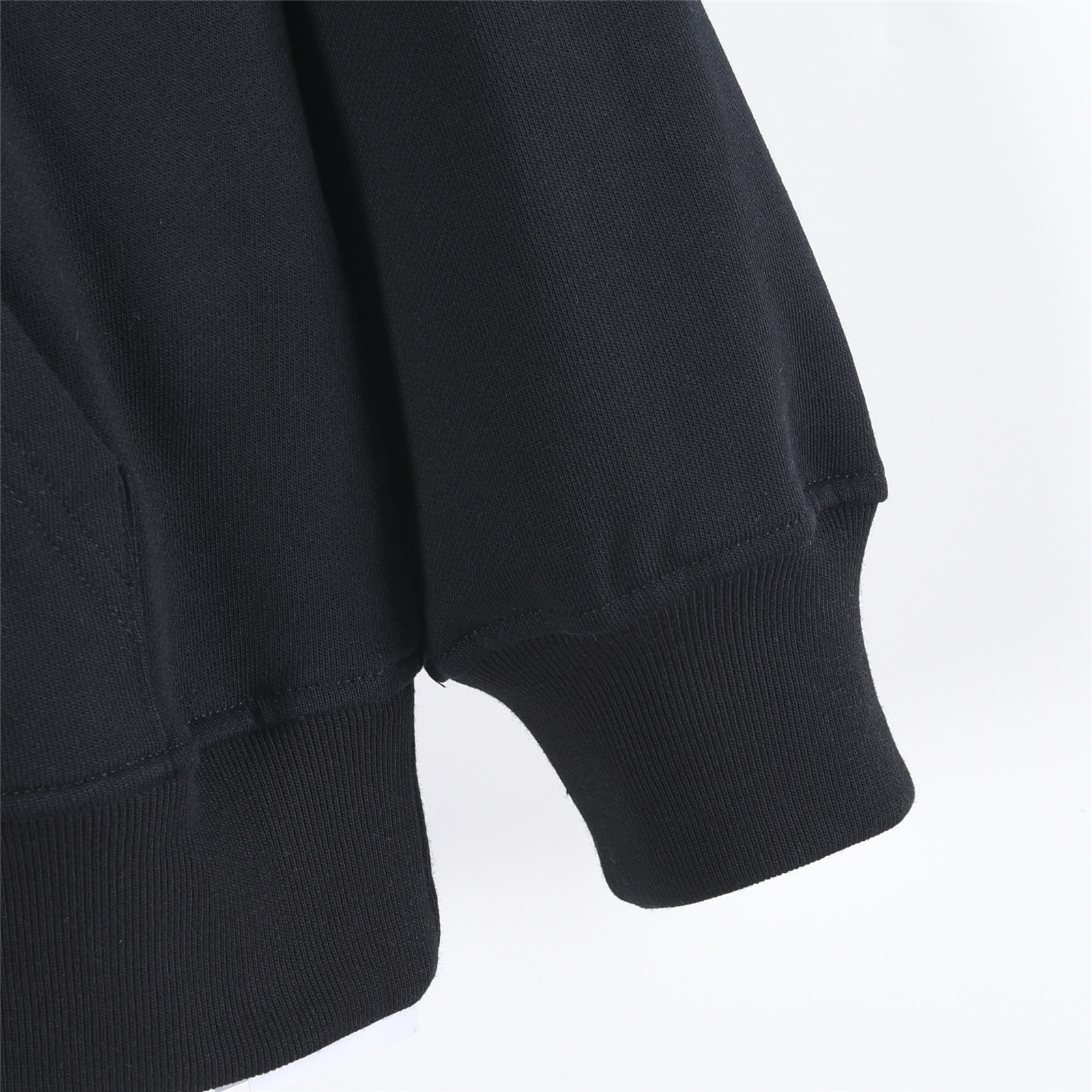 本地自取💰240（支持放店）
Chrome Hearts/克罗心 经典梵文字Logo绣花连帽卫衣
定织定染480g平纹面料 内里抓绒 洗水后差不多510g 非常硬挺厚实
 肌理感是非常强烈的 螺纹为定做扁机螺纹 配套单独定织，
时尚百搭单品 秋冬衣橱必备 十分耐看 有风度的同时保持温度 ，
如果说款式让你一眼发亮 那品质才是你更应该关注的点 相比价格我们抓的是品质
 这个品质除了换码很难让人有点击退款的欲望，拿到手就是爱不释手的感觉 
情侣款 os版型 版型质感拉满 不挑年龄 不挑身材 ！
颜色：白色、黑色
Size:XS-L