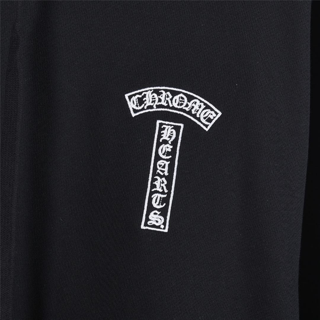 本地自取💰240（支持放店）
Chrome Hearts/克罗心 经典梵文字Logo绣花连帽卫衣
定织定染480g平纹面料 内里抓绒 洗水后差不多510g 非常硬挺厚实
 肌理感是非常强烈的 螺纹为定做扁机螺纹 配套单独定织，
时尚百搭单品 秋冬衣橱必备 十分耐看 有风度的同时保持温度 ，
如果说款式让你一眼发亮 那品质才是你更应该关注的点 相比价格我们抓的是品质
 这个品质除了换码很难让人有点击退款的欲望，拿到手就是爱不释手的感觉 
情侣款 os版型 版型质感拉满 不挑年龄 不挑身材 ！
颜色：白色、黑色
Size:XS-L