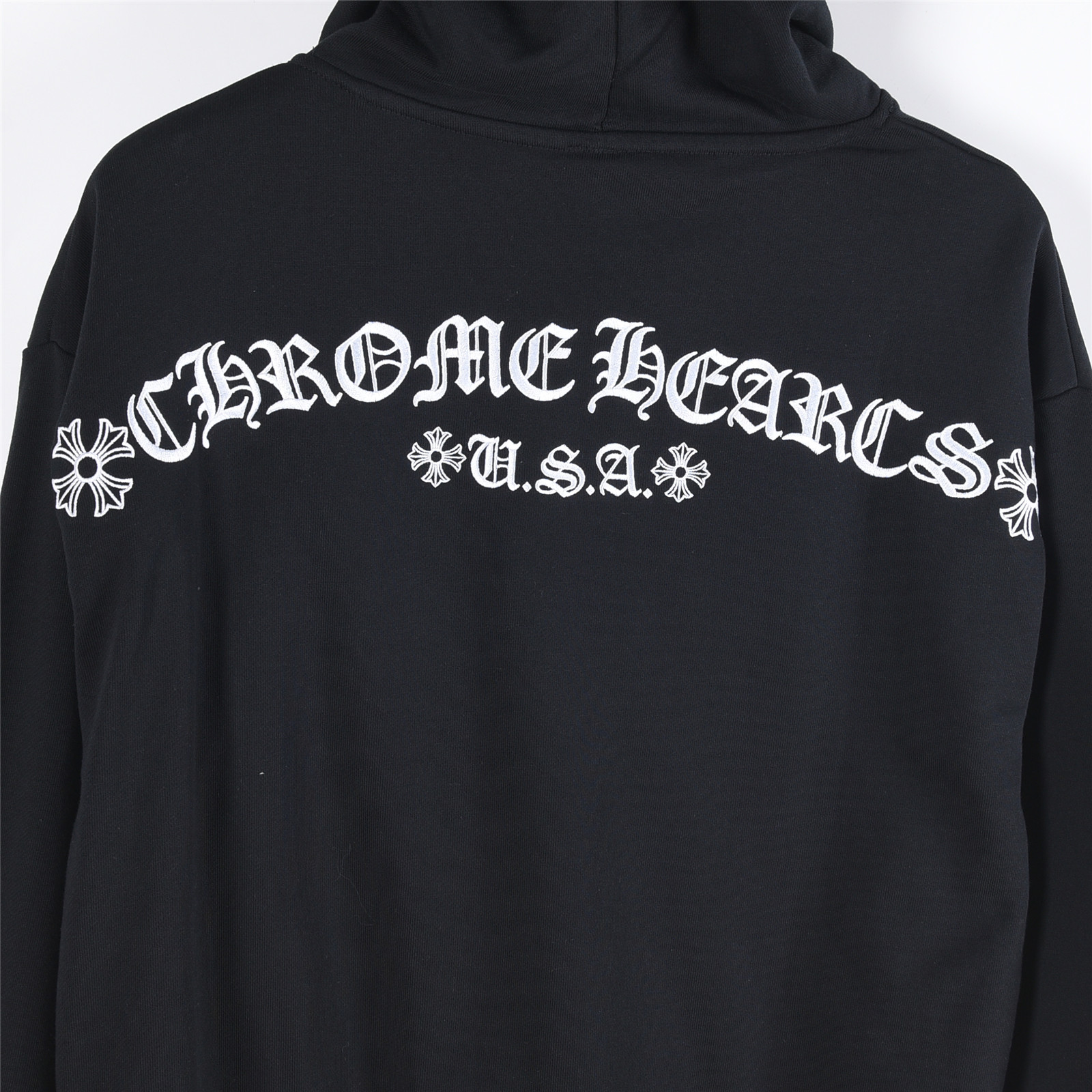 本地自取💰240（支持放店）
Chrome Hearts/克罗心 经典梵文字Logo绣花连帽卫衣
定织定染480g平纹面料 内里抓绒 洗水后差不多510g 非常硬挺厚实
 肌理感是非常强烈的 螺纹为定做扁机螺纹 配套单独定织，
时尚百搭单品 秋冬衣橱必备 十分耐看 有风度的同时保持温度 ，
如果说款式让你一眼发亮 那品质才是你更应该关注的点 相比价格我们抓的是品质
 这个品质除了换码很难让人有点击退款的欲望，拿到手就是爱不释手的感觉 
情侣款 os版型 版型质感拉满 不挑年龄 不挑身材 ！
颜色：白色、黑色
Size:XS-L