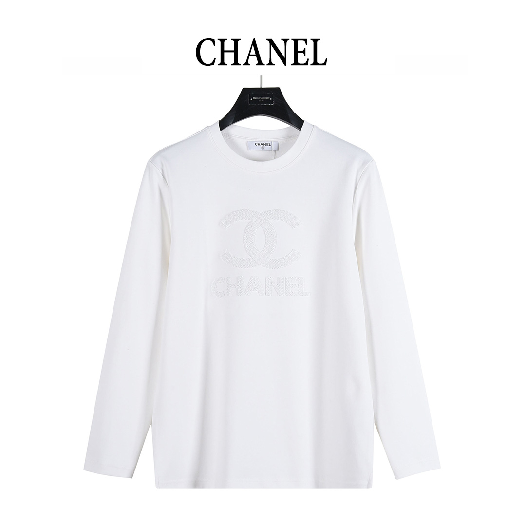 本地自取💰160（支持放店）
CHANEL/香奈儿 25Fw 暗纹双C大logo字母立体刺绣长袖T恤
简约而不简单的情侣款，高级香 明明很简单的设计，看上去就是一眼的高级！
定织定染 水洗柔滑长绒棉、克重310克、最新专柜款，打底衫长袖
柔软爽滑 肤感细腻 贴身着穿十分干爽透气！
这件衣服的灵魂之处编织刺绣工艺 
胸前双C大logo字母立体刺绣刺绣
立体饱满的logo十分显精致 进口珍珠面材质，
可见其用心设计 版型非常简洁干练，气质满满。
绝版单品，代购版本，随意对比！男女同款 
颜色：黑色，白色
Size: M-XXXL