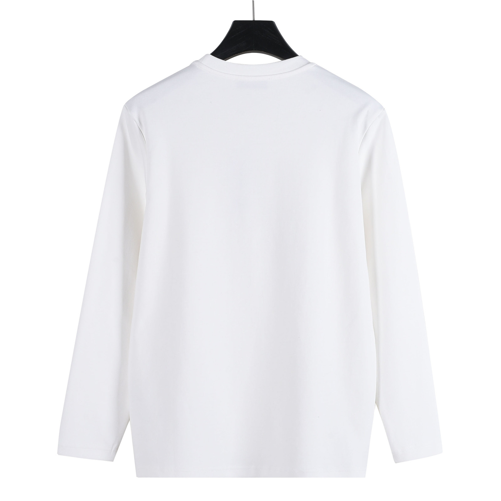 本地自取💰160(支持放店)
CHANEL/香奈儿 25Fw 暗纹双C大logo字母立体刺绣长袖T恤
简约而不简单的情侣款,高级香 明明很简单的设计,看上去就是一眼的高级!
定织定染 水洗柔滑长绒棉、克重310克、最新专柜款,打底衫长袖
柔软爽滑 肤感细腻 贴身着穿十分干爽透气!
这件衣服的灵魂之处编织刺绣工艺
胸前双C大logo字母立体刺绣刺绣
立体饱满的logo十分显精致 进口珍珠面材质,
可见其用心设计 版型非常简洁干练,气质满满。
绝版单品,代购版本,随意对比!男女同款
颜色:黑色,白色
Size: M-XXXL