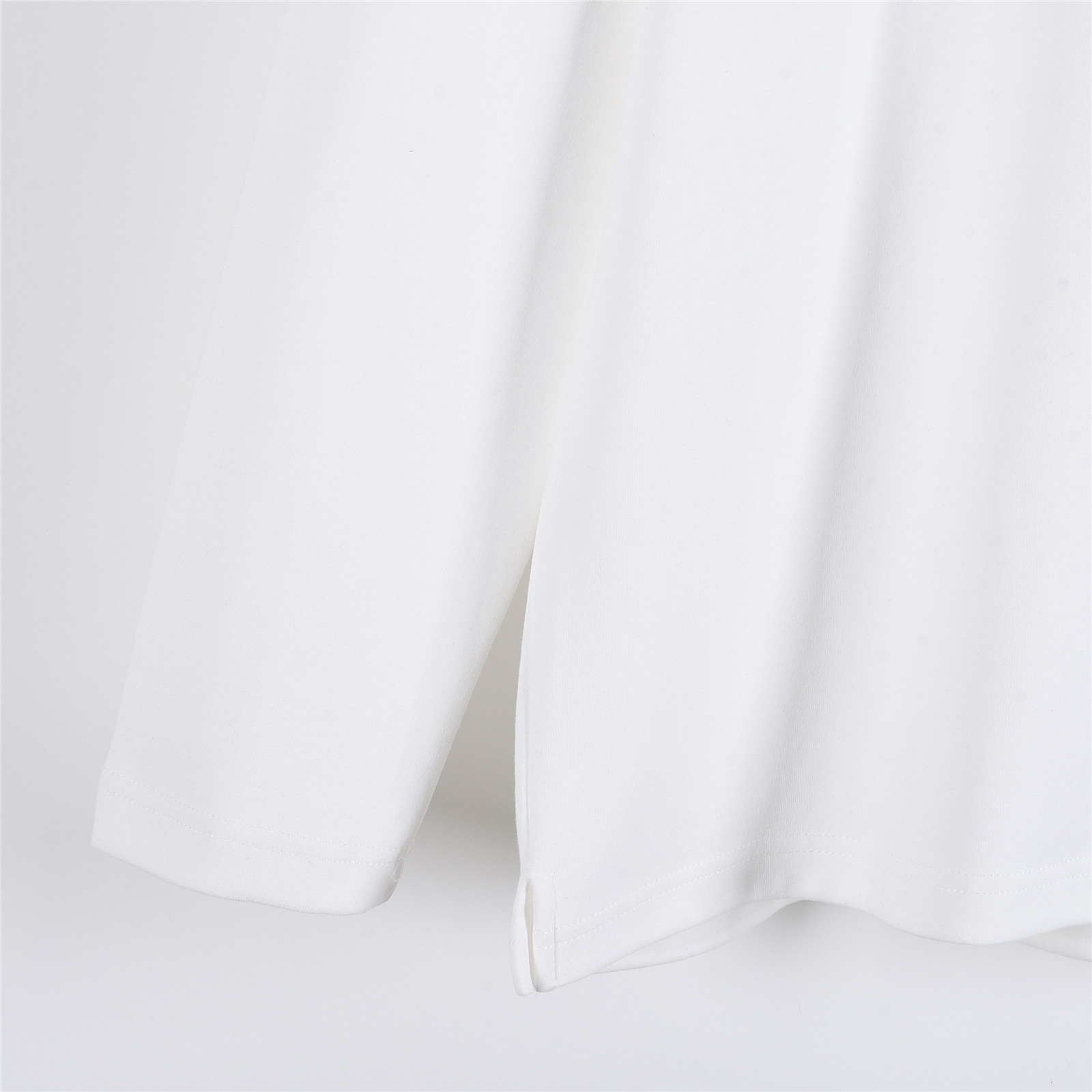 本地自取💰160(支持放店)
CHANEL/香奈儿 25Fw 暗纹双C大logo字母立体刺绣长袖T恤
简约而不简单的情侣款,高级香 明明很简单的设计,看上去就是一眼的高级!
定织定染 水洗柔滑长绒棉、克重310克、最新专柜款,打底衫长袖
柔软爽滑 肤感细腻 贴身着穿十分干爽透气!
这件衣服的灵魂之处编织刺绣工艺
胸前双C大logo字母立体刺绣刺绣
立体饱满的logo十分显精致 进口珍珠面材质,
可见其用心设计 版型非常简洁干练,气质满满。
绝版单品,代购版本,随意对比!男女同款
颜色:黑色,白色
Size: M-XXXL