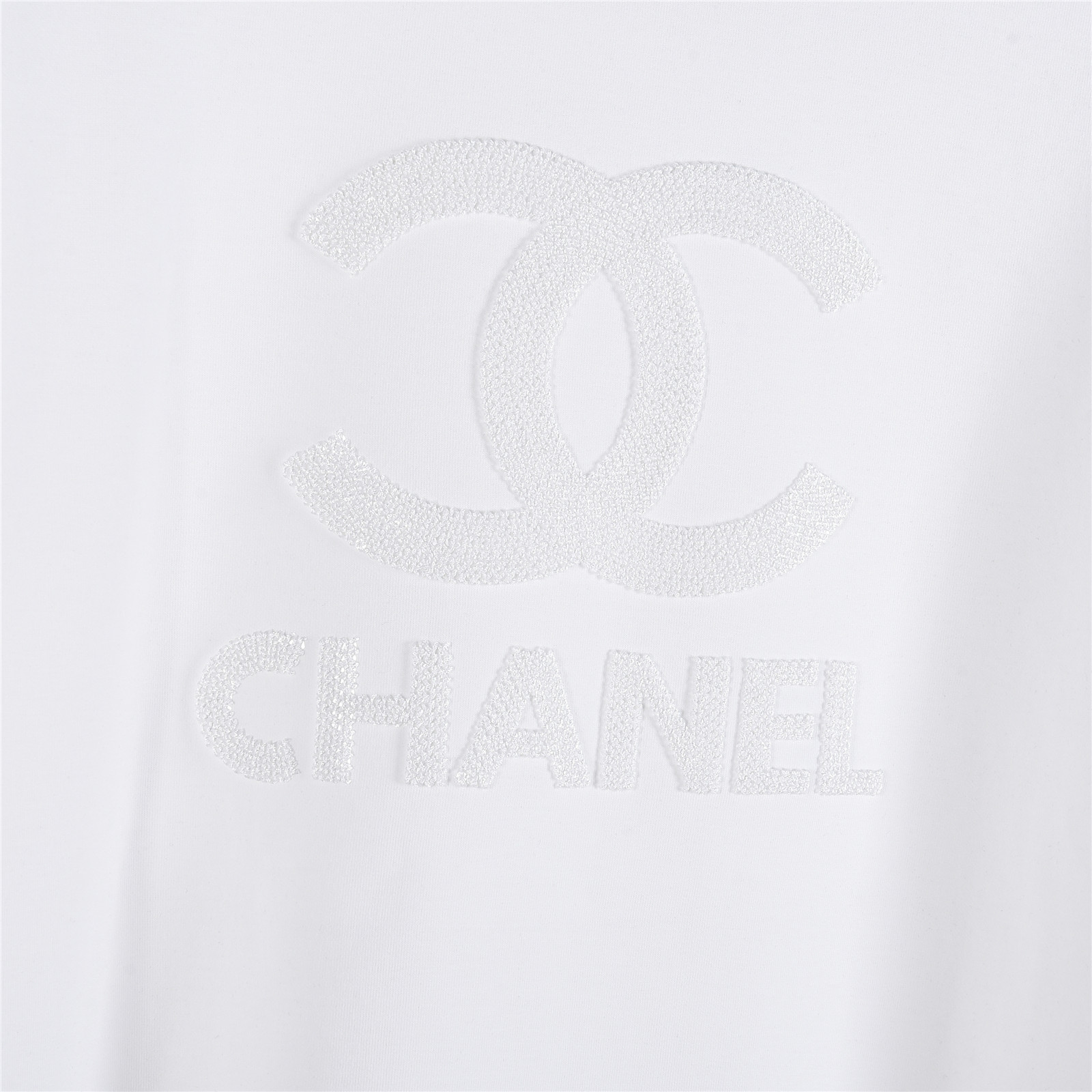 本地自取💰160(支持放店)
CHANEL/香奈儿 25Fw 暗纹双C大logo字母立体刺绣长袖T恤
简约而不简单的情侣款,高级香 明明很简单的设计,看上去就是一眼的高级!
定织定染 水洗柔滑长绒棉、克重310克、最新专柜款,打底衫长袖
柔软爽滑 肤感细腻 贴身着穿十分干爽透气!
这件衣服的灵魂之处编织刺绣工艺
胸前双C大logo字母立体刺绣刺绣
立体饱满的logo十分显精致 进口珍珠面材质,
可见其用心设计 版型非常简洁干练,气质满满。
绝版单品,代购版本,随意对比!男女同款
颜色:黑色,白色
Size: M-XXXL