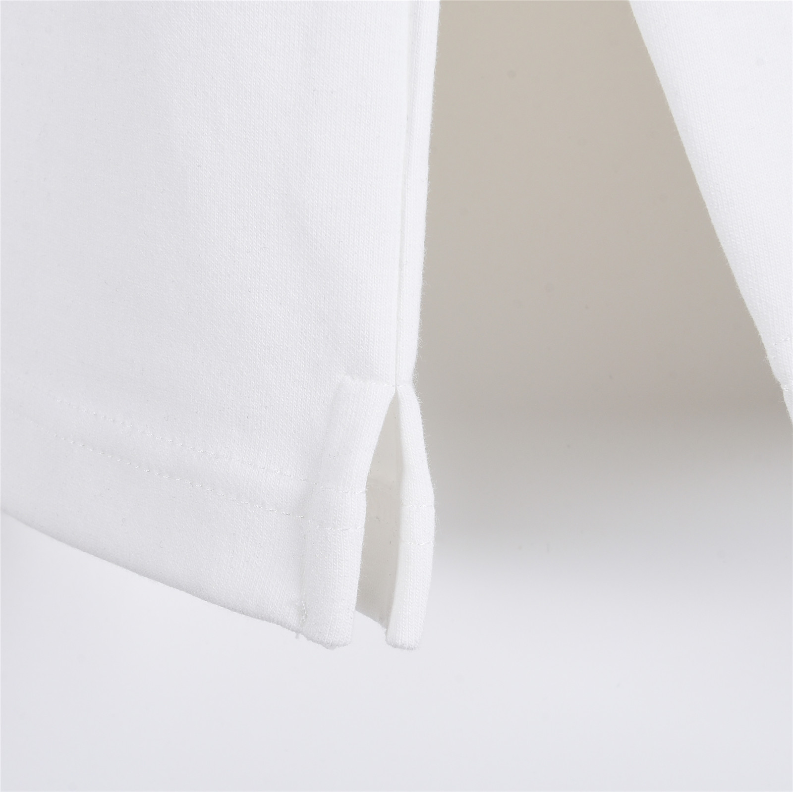 本地自取💰160(支持放店)
CHANEL/香奈儿 25Fw 暗纹双C大logo字母立体刺绣长袖T恤
简约而不简单的情侣款,高级香 明明很简单的设计,看上去就是一眼的高级!
定织定染 水洗柔滑长绒棉、克重310克、最新专柜款,打底衫长袖
柔软爽滑 肤感细腻 贴身着穿十分干爽透气!
这件衣服的灵魂之处编织刺绣工艺
胸前双C大logo字母立体刺绣刺绣
立体饱满的logo十分显精致 进口珍珠面材质,
可见其用心设计 版型非常简洁干练,气质满满。
绝版单品,代购版本,随意对比!男女同款
颜色:黑色,白色
Size: M-XXXL