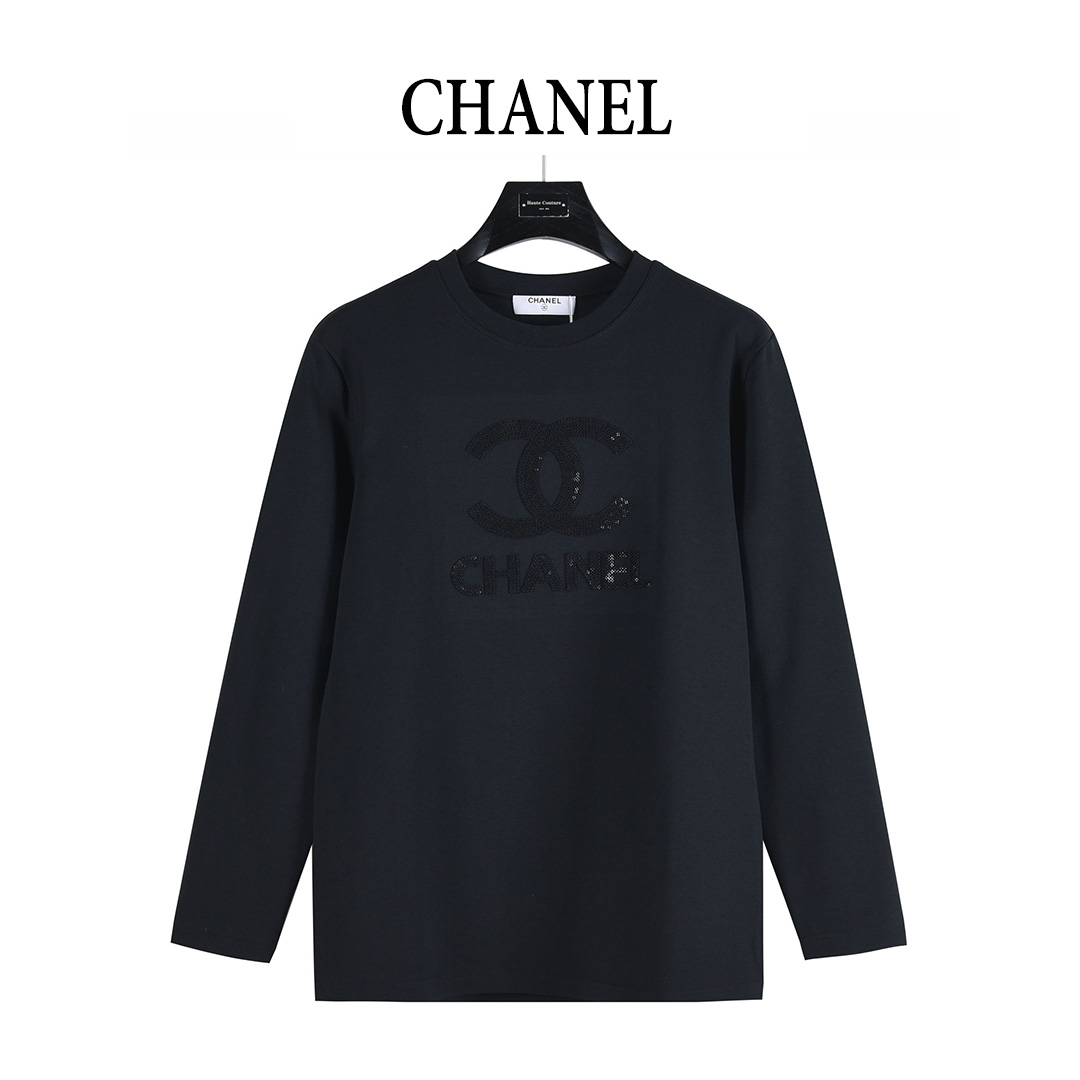 本地自取💰160（支持放店）
CHANEL/香奈儿 25Fw 暗纹双C大logo字母立体刺绣长袖T恤
简约而不简单的情侣款，高级香 明明很简单的设计，看上去就是一眼的高级！
定织定染 水洗柔滑长绒棉、克重310克、最新专柜款，打底衫长袖
柔软爽滑 肤感细腻 贴身着穿十分干爽透气！
这件衣服的灵魂之处编织刺绣工艺 
胸前双C大logo字母立体刺绣刺绣
立体饱满的logo十分显精致 进口珍珠面材质，
可见其用心设计 版型非常简洁干练，气质满满。
绝版单品，代购版本，随意对比！男女同款 
颜色：黑色，白色
Size: M-XXXL