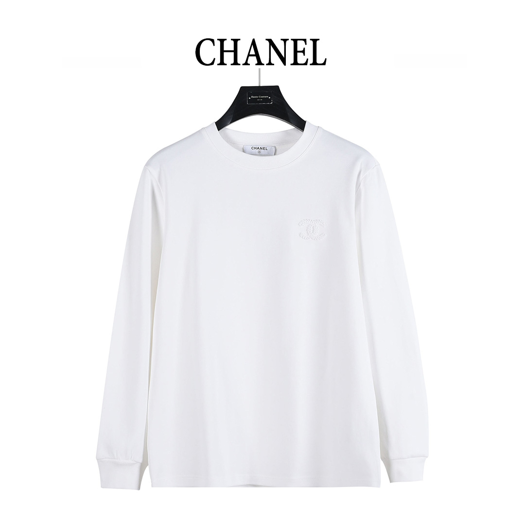 本地自取💰160（支持放店）
CHANEL/香奈儿 25Fw 暗纹编织logo双C立体刺绣长袖T恤
简约而不简单的情侣款，高级香 明明很简单的设计，看上去就是一眼的高级！
定织定染 水洗柔滑长绒棉、克重310克、最新专柜款，打底衫长袖
柔软爽滑 肤感细腻 贴身着穿十分干爽透气！
这件衣服的灵魂之处编织刺绣工艺 
胸前的小香双C图案刺绣，后背双C字母logo刺绣
立体饱满的logo十分显精致 进口珍珠面材质，
可见其用心设计 版型非常简洁干练，气质满满。
绝版单品，代购版本，随意对比！男女同款 
颜色：黑色，白色，蓝色
Size: M-XXXL