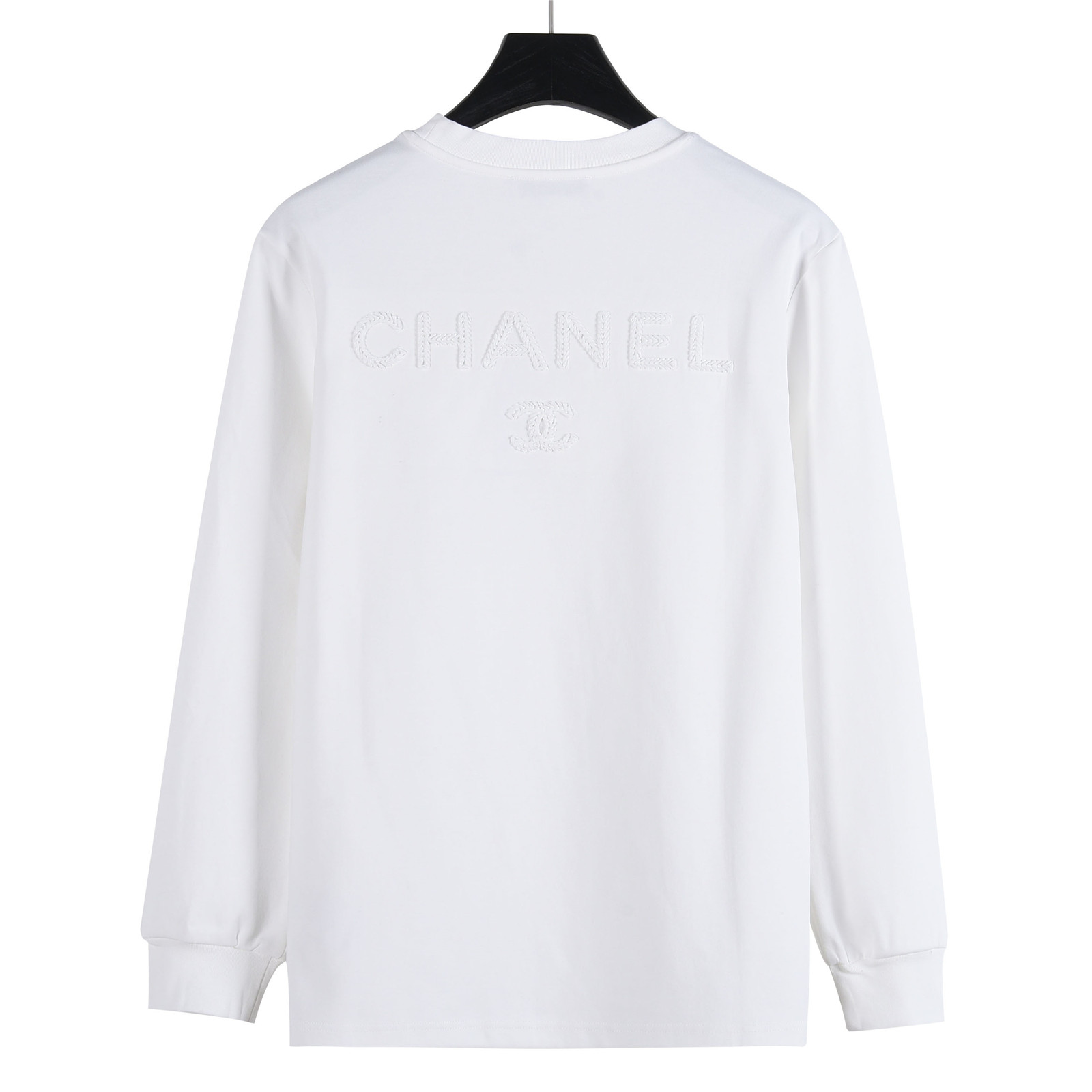 本地自取💰160(支持放店)
CHANEL/香奈儿 25Fw 暗纹编织logo双C立体刺绣长袖T恤
简约而不简单的情侣款,高级香 明明很简单的设计,看上去就是一眼的高级!
定织定染 水洗柔滑长绒棉、克重310克、最新专柜款,打底衫长袖
柔软爽滑 肤感细腻 贴身着穿十分干爽透气!
这件衣服的灵魂之处编织刺绣工艺
胸前的小香双C图案刺绣,后背双C字母logo刺绣
立体饱满的logo十分显精致 进口珍珠面材质,
可见其用心设计 版型非常简洁干练,气质满满。
绝版单品,代购版本,随意对比!男女同款
颜色:黑色,白色,蓝色
Size: M-XXXL