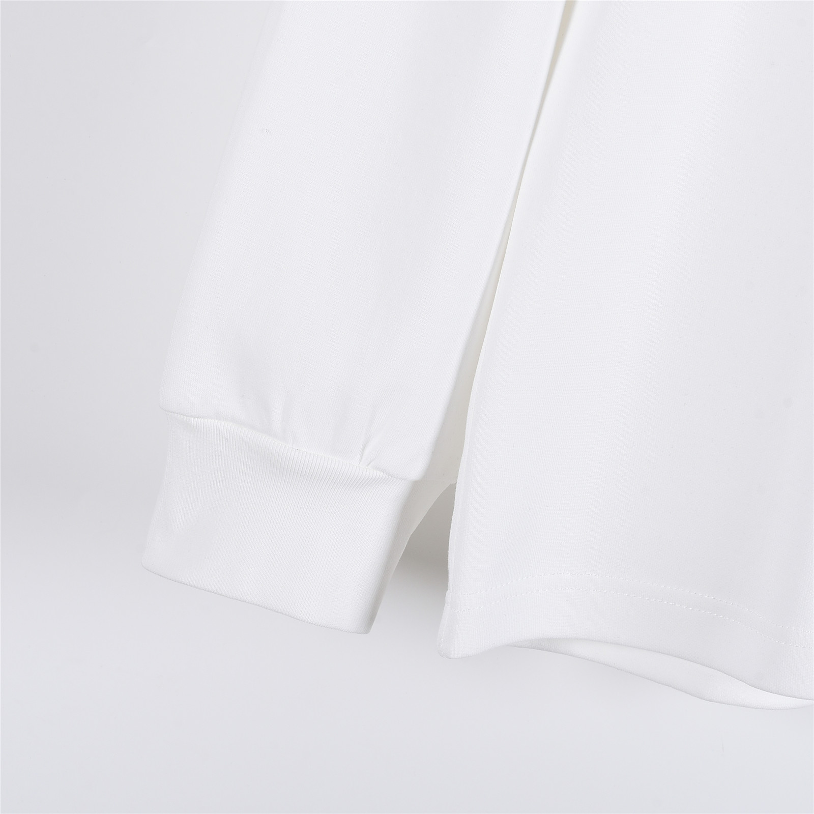 本地自取💰160(支持放店)
CHANEL/香奈儿 25Fw 暗纹编织logo双C立体刺绣长袖T恤
简约而不简单的情侣款,高级香 明明很简单的设计,看上去就是一眼的高级!
定织定染 水洗柔滑长绒棉、克重310克、最新专柜款,打底衫长袖
柔软爽滑 肤感细腻 贴身着穿十分干爽透气!
这件衣服的灵魂之处编织刺绣工艺
胸前的小香双C图案刺绣,后背双C字母logo刺绣
立体饱满的logo十分显精致 进口珍珠面材质,
可见其用心设计 版型非常简洁干练,气质满满。
绝版单品,代购版本,随意对比!男女同款
颜色:黑色,白色,蓝色
Size: M-XXXL