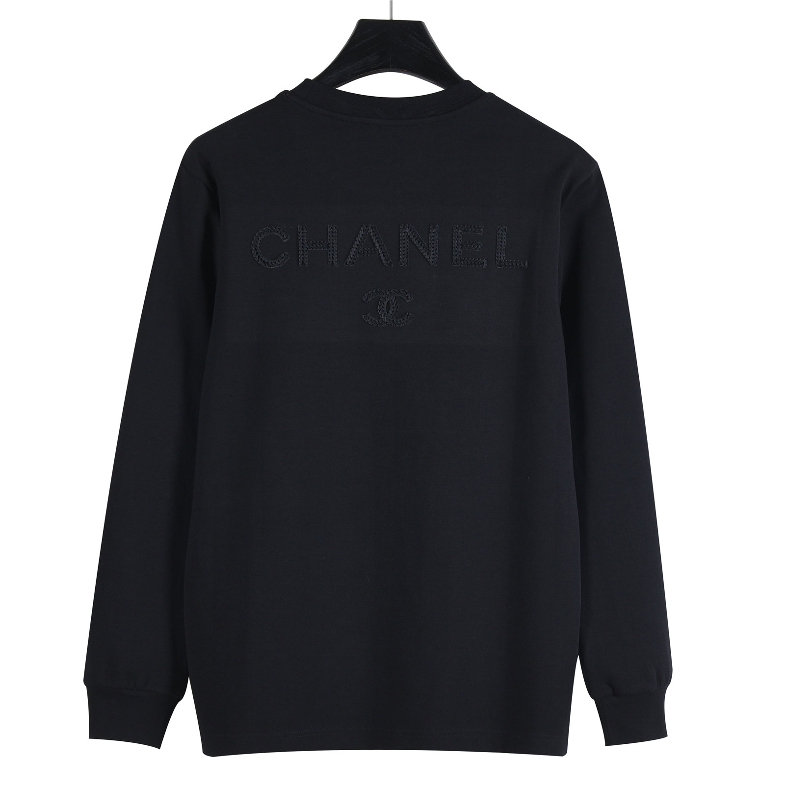 本地自取💰160(支持放店)
CHANEL/香奈儿 25Fw 暗纹编织logo双C立体刺绣长袖T恤
简约而不简单的情侣款,高级香 明明很简单的设计,看上去就是一眼的高级!
定织定染 水洗柔滑长绒棉、克重310克、最新专柜款,打底衫长袖
柔软爽滑 肤感细腻 贴身着穿十分干爽透气!
这件衣服的灵魂之处编织刺绣工艺
胸前的小香双C图案刺绣,后背双C字母logo刺绣
立体饱满的logo十分显精致 进口珍珠面材质,
可见其用心设计 版型非常简洁干练,气质满满。
绝版单品,代购版本,随意对比!男女同款
颜色:黑色,白色,蓝色
Size: M-XXXL