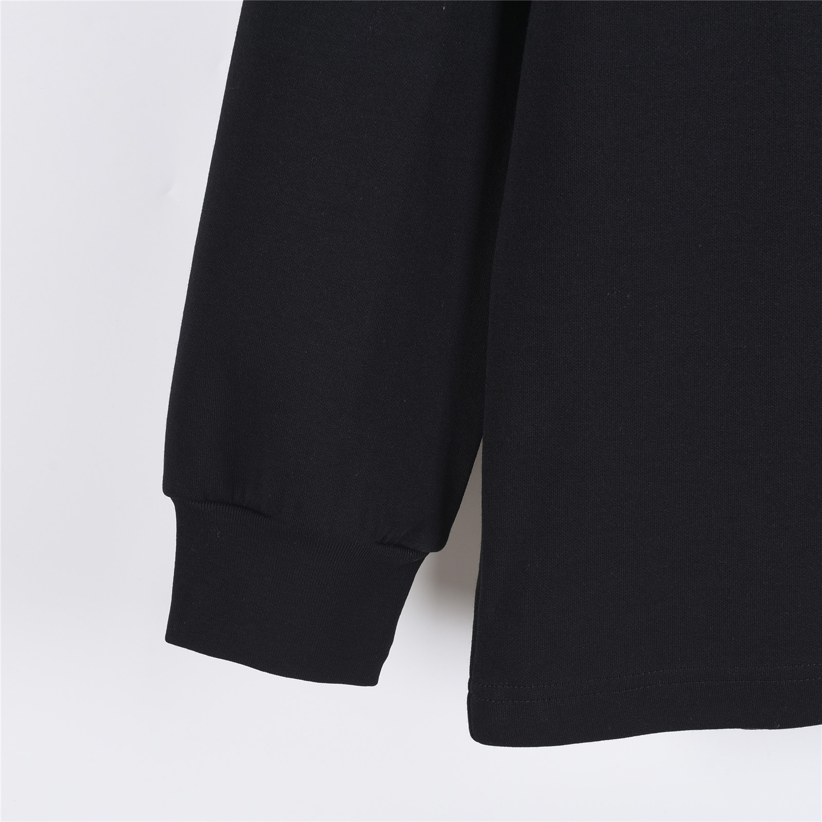 本地自取💰160(支持放店)
CHANEL/香奈儿 25Fw 暗纹编织logo双C立体刺绣长袖T恤
简约而不简单的情侣款,高级香 明明很简单的设计,看上去就是一眼的高级!
定织定染 水洗柔滑长绒棉、克重310克、最新专柜款,打底衫长袖
柔软爽滑 肤感细腻 贴身着穿十分干爽透气!
这件衣服的灵魂之处编织刺绣工艺
胸前的小香双C图案刺绣,后背双C字母logo刺绣
立体饱满的logo十分显精致 进口珍珠面材质,
可见其用心设计 版型非常简洁干练,气质满满。
绝版单品,代购版本,随意对比!男女同款
颜色:黑色,白色,蓝色
Size: M-XXXL