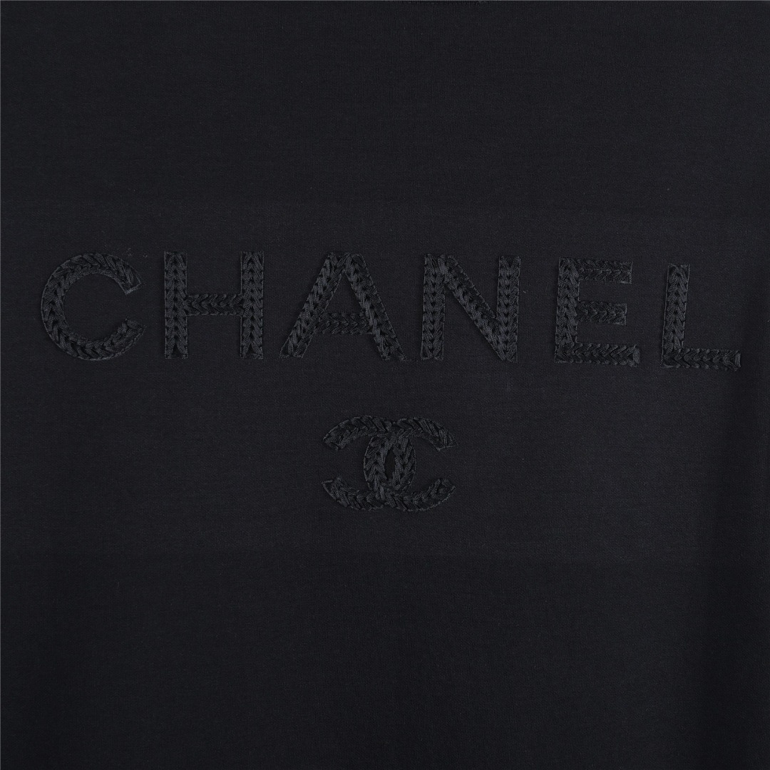 本地自取💰160(支持放店)
CHANEL/香奈儿 25Fw 暗纹编织logo双C立体刺绣长袖T恤
简约而不简单的情侣款,高级香 明明很简单的设计,看上去就是一眼的高级!
定织定染 水洗柔滑长绒棉、克重310克、最新专柜款,打底衫长袖
柔软爽滑 肤感细腻 贴身着穿十分干爽透气!
这件衣服的灵魂之处编织刺绣工艺
胸前的小香双C图案刺绣,后背双C字母logo刺绣
立体饱满的logo十分显精致 进口珍珠面材质,
可见其用心设计 版型非常简洁干练,气质满满。
绝版单品,代购版本,随意对比!男女同款
颜色:黑色,白色,蓝色
Size: M-XXXL