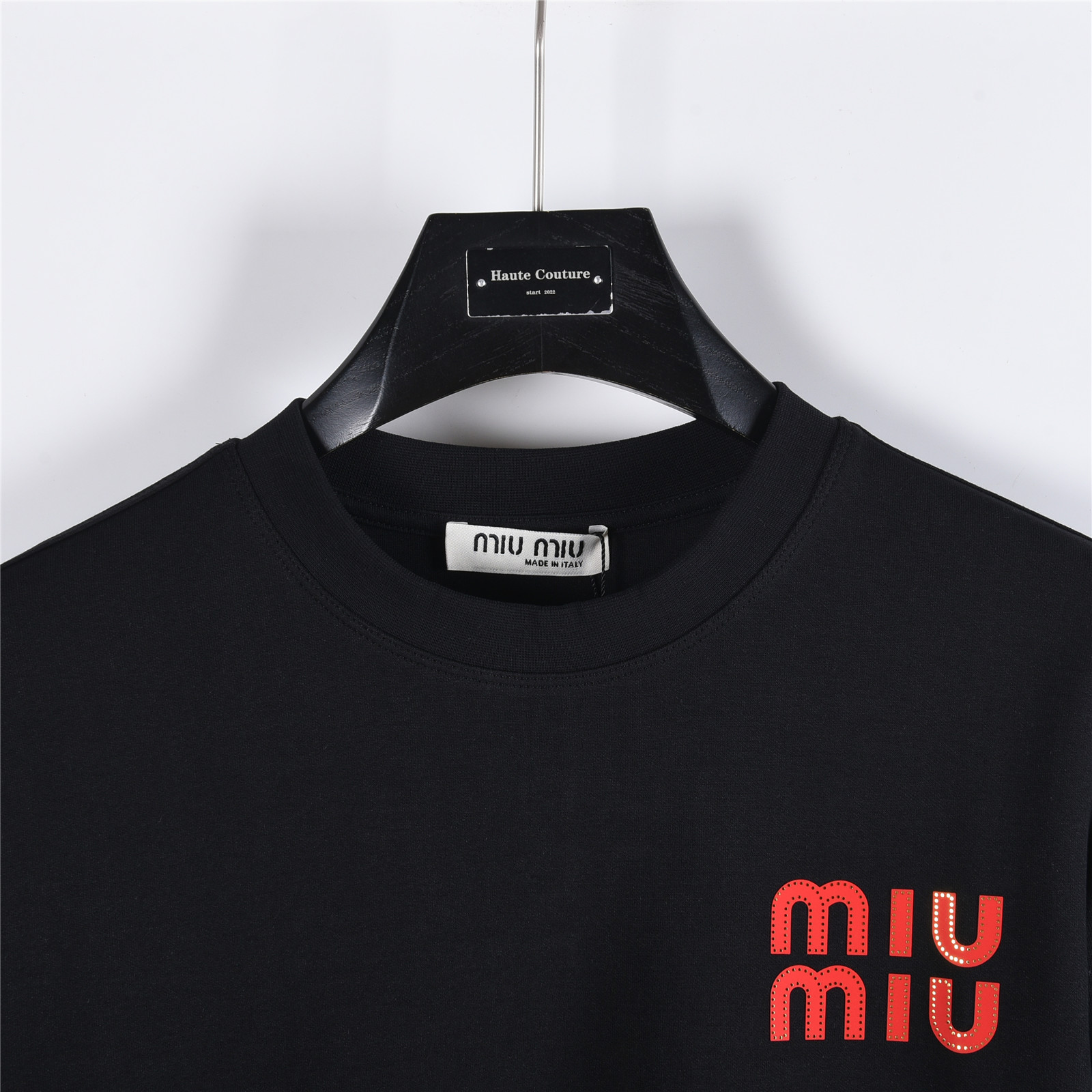 MiuMiu/缪缪 25Fw 后背大logo发泡贴皮刺绣长袖T恤 黑色 白色