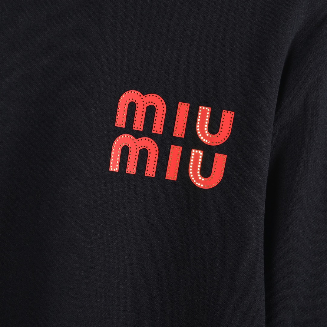 MiuMiu/缪缪 25Fw 后背大logo发泡贴皮刺绣长袖T恤 黑色 白色