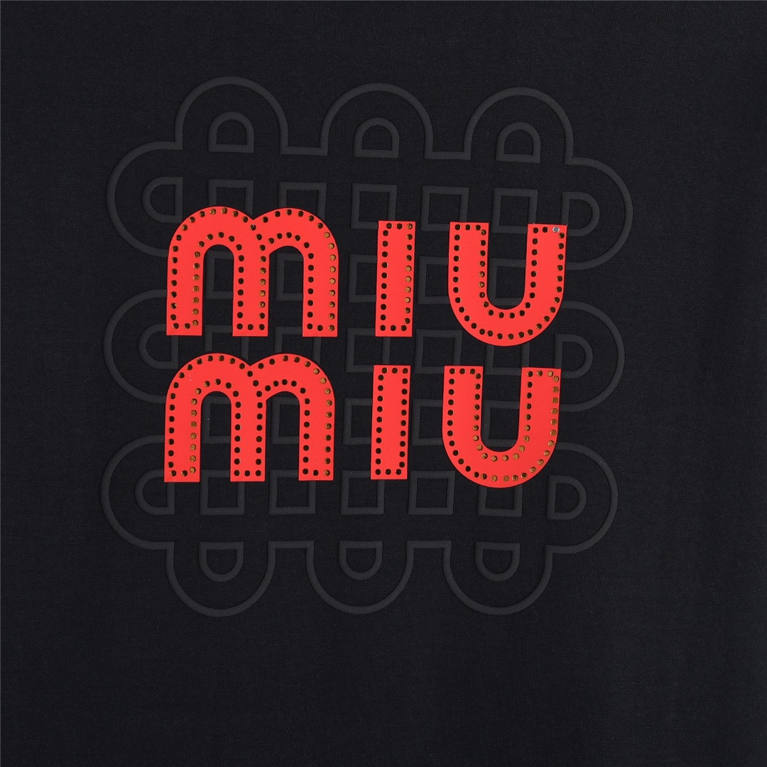 MiuMiu/缪缪 25Fw 后背大logo发泡贴皮刺绣长袖T恤 黑色 白色