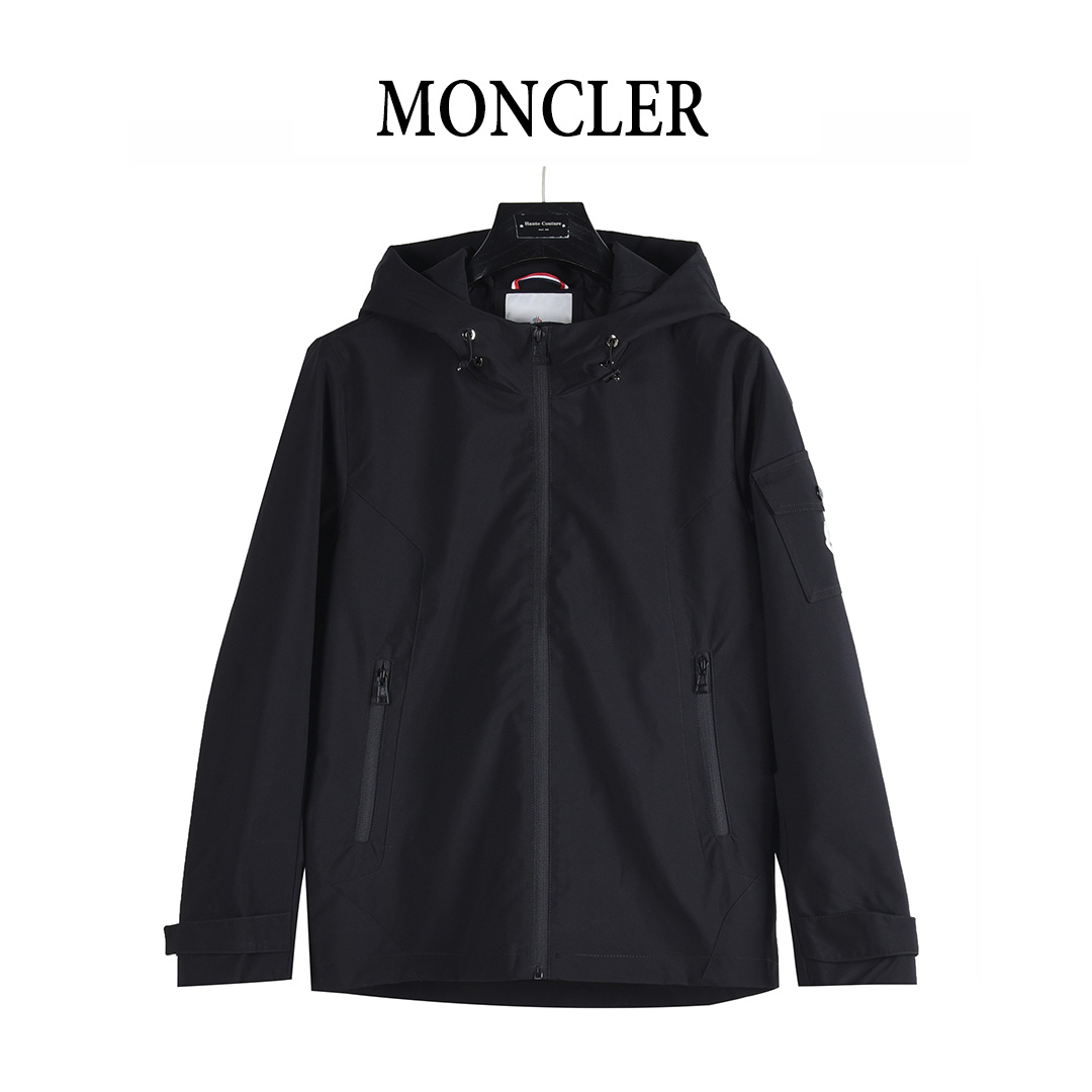 💰300()
MONCLER蒙口 25Fw 徽标刺绣袖口袋拉链连帽夹克外套
产品选用100%聚酯纤维制成的细密柔软面料,产品通过精准的剪裁,
使成衣形成贴身的肩部与胸部,兜帽设计配以抽绳和松紧扣调节松紧度,
帽檐处通过电脑绣花多针机制成精密的,充满立体感的品牌字母LOGO,
使其美观,更具有层次感。兜帽延伸至门襟,使其更具防风和保暖性能,
用拉链开合,运用门襟拉链包绳工艺,使其包裹住拉链条,更具美感。
左右两边设有侧插袋,袋口上下加以套结牢固。左边袖臂处也设有翻盖口袋,
暗扣开合,增加其实用性。臂袋面饰有品牌标志性LOGO,使其更具辨识度。
扁牛筋收袖口,搭配袖口按扣调节带,配以前后两颗底扣。
可根据需求调整贴合手腕或舒适度的位置。
颜色:黑色
Size: 1-5码