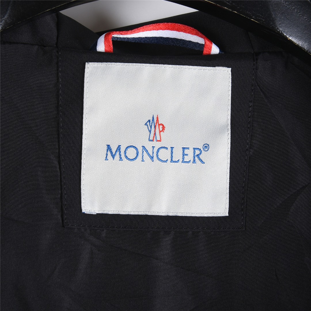 MONCLER蒙口 25Fw 徽标刺绣袖口袋拉链连帽夹克外套 黑色
