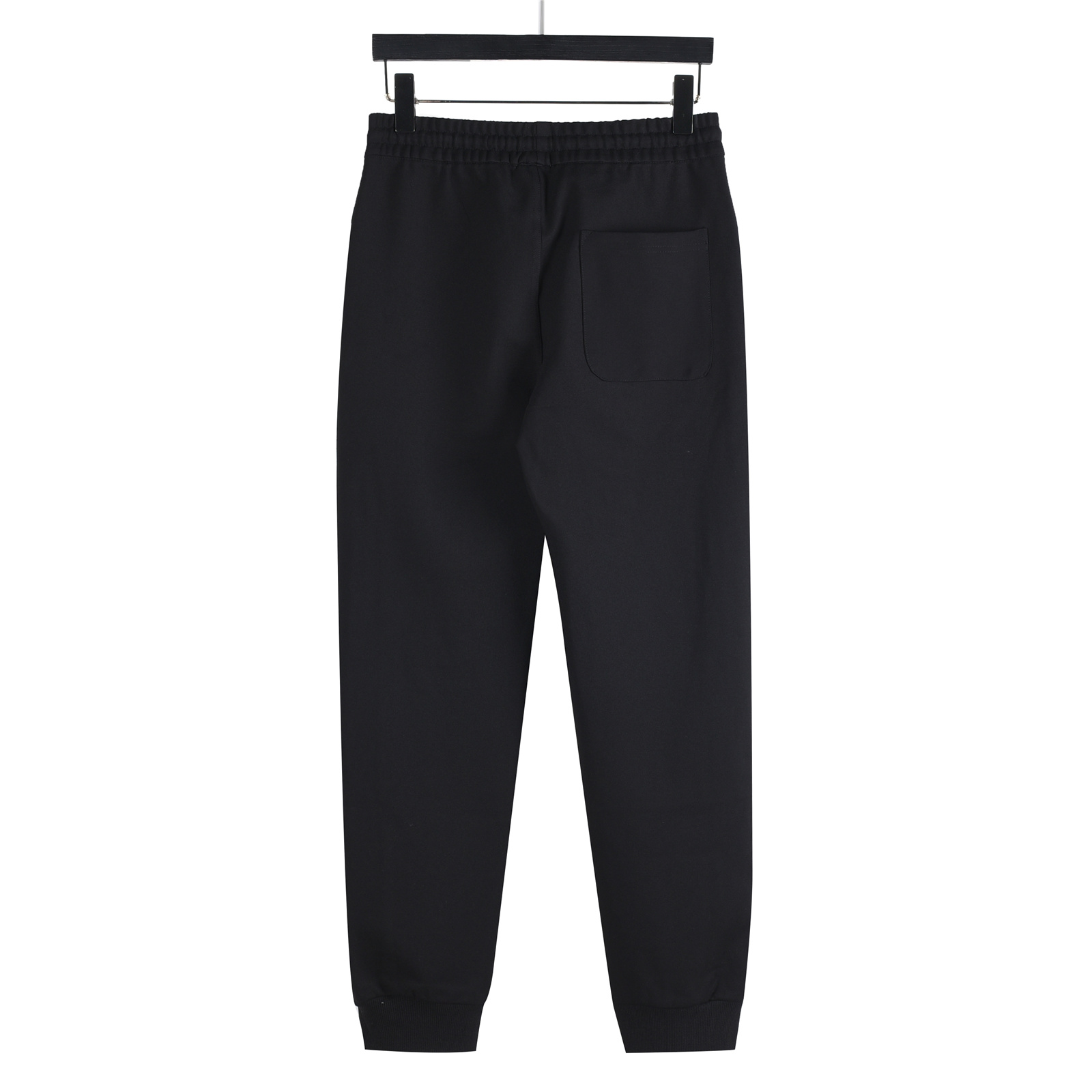 本地自取💰240(支持放店)
Dior/迪奥 25Fw 撞色拼接老花字母满印套装长裤
经典款卫裤侧边满印老花图案设计,CD标志点缀,抽绳松紧腰带。
采用优质棉质面料,手感舒适有质感,宽松版型百搭时尚。
适合日常休闲穿着,搭配运动鞋或板鞋都很帅气!
搭配同款拉链外套更佳!!
颜色: 卡其色
Size:S-XL