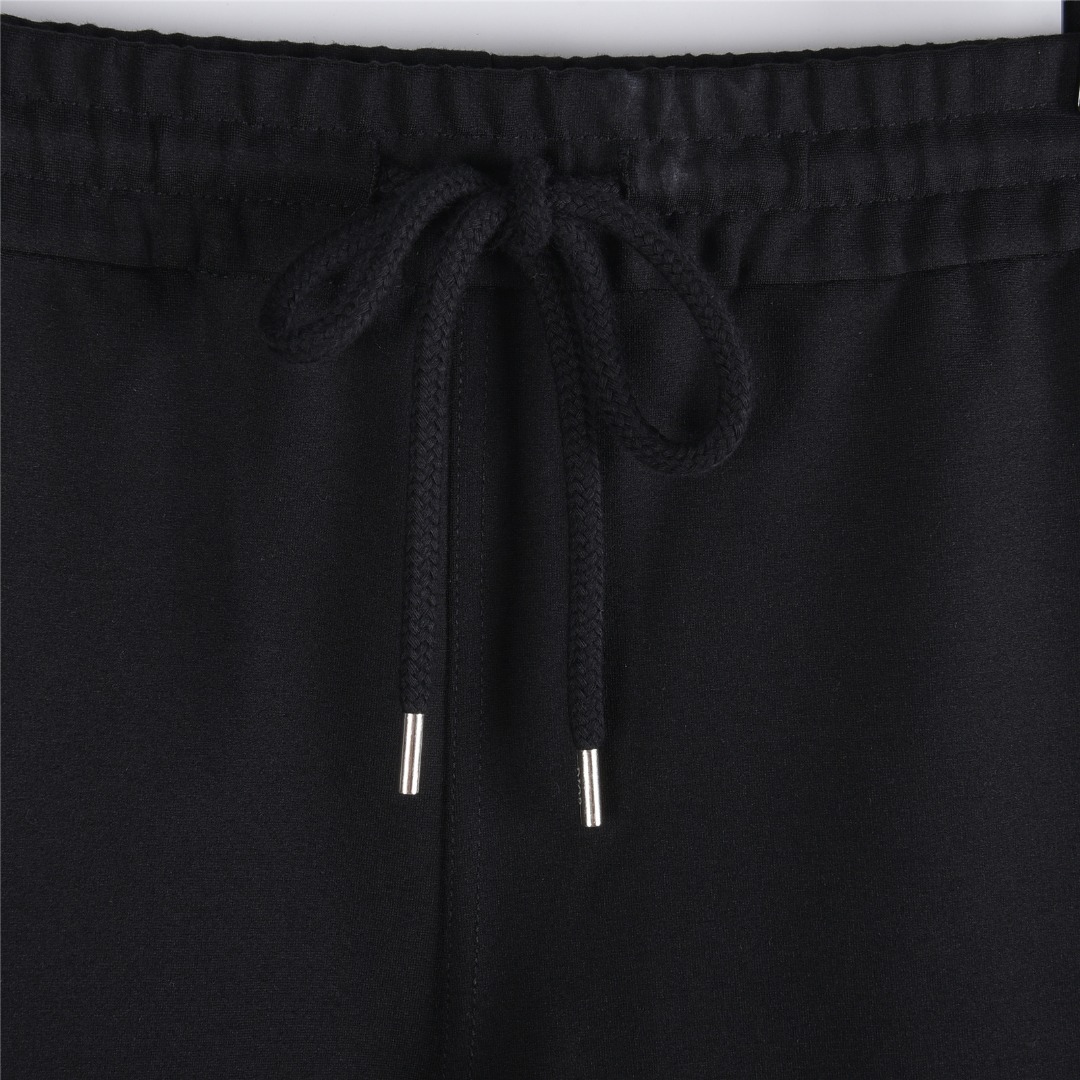 本地自取💰240(支持放店)
Dior/迪奥 25Fw 撞色拼接老花字母满印套装长裤
经典款卫裤侧边满印老花图案设计,CD标志点缀,抽绳松紧腰带。
采用优质棉质面料,手感舒适有质感,宽松版型百搭时尚。
适合日常休闲穿着,搭配运动鞋或板鞋都很帅气!
搭配同款拉链外套更佳!!
颜色: 卡其色
Size:S-XL