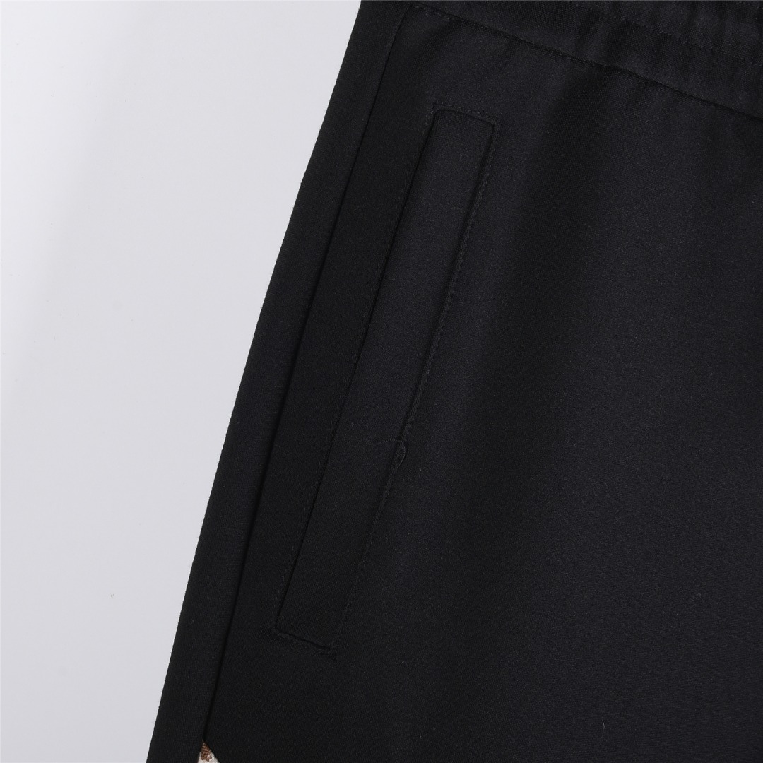 本地自取💰240(支持放店)
Dior/迪奥 25Fw 撞色拼接老花字母满印套装长裤
经典款卫裤侧边满印老花图案设计,CD标志点缀,抽绳松紧腰带。
采用优质棉质面料,手感舒适有质感,宽松版型百搭时尚。
适合日常休闲穿着,搭配运动鞋或板鞋都很帅气!
搭配同款拉链外套更佳!!
颜色: 卡其色
Size:S-XL