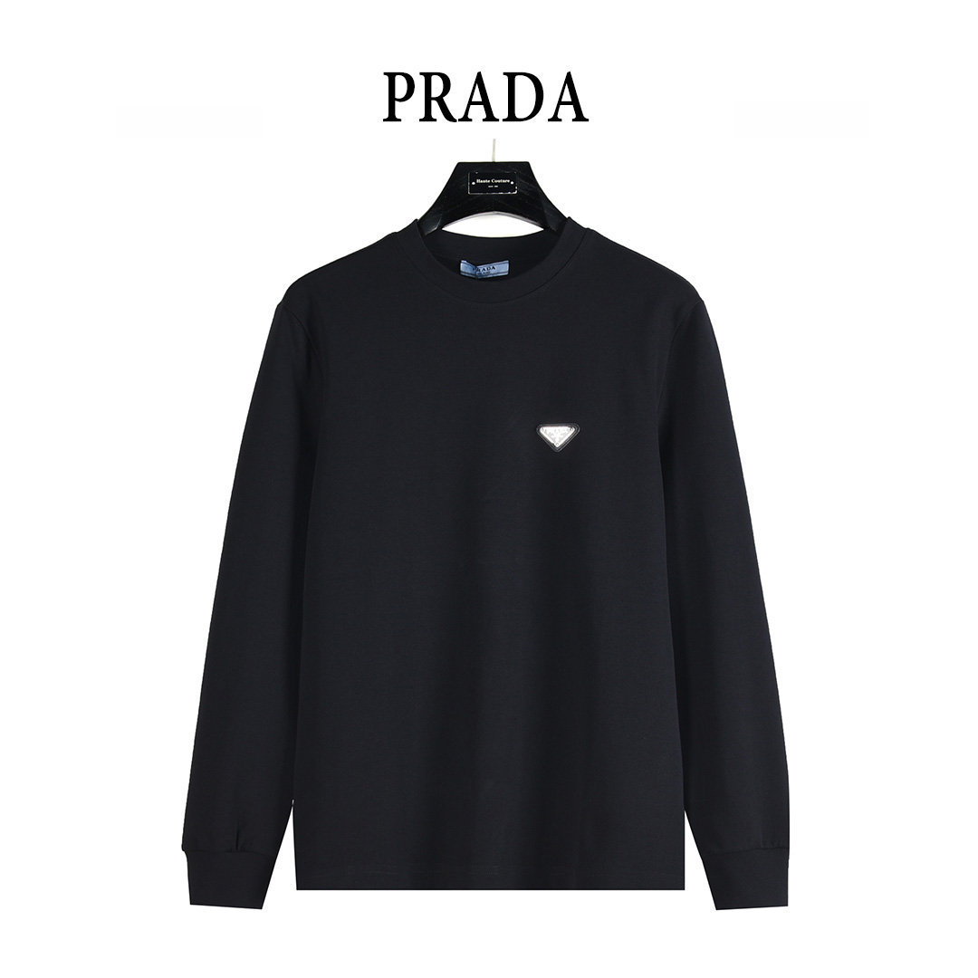 (支持放店) Prada/普拉达 25Fw 金属三角标及后背暗纹拱徽标桥刺绣长袖T恤 定织定染 水洗柔滑长绒棉、克重310克、最新专柜款,打底衫长袖 简约百搭经典~神T 金属三角标胸前小口袋设计,简约又高级的设计! 采用280g洗水纯棉平纹布面料,~亲肤感巨好~男女同款! 胸口金属三角标镶嵌及后背立体暗纹徽标拱桥三角标刺绣 宽松版型 各种身材都可轻松驾驭,可谓是实力与颜值兼得! 颜色:黑色,白色