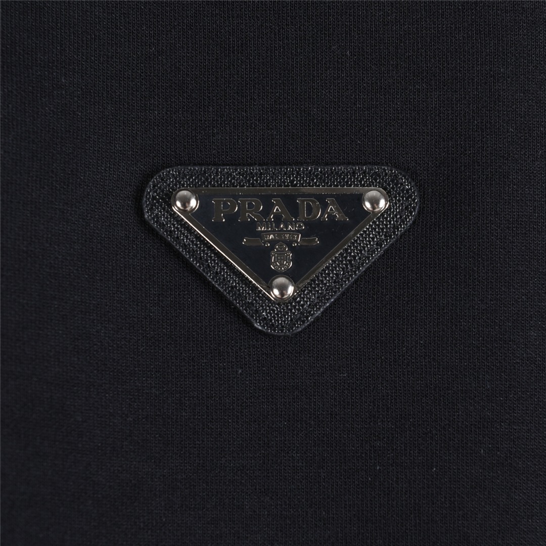 Prada/普拉达 25Fw 金属三角标及后背暗纹拱徽标桥刺绣长袖T恤 黑色 白色