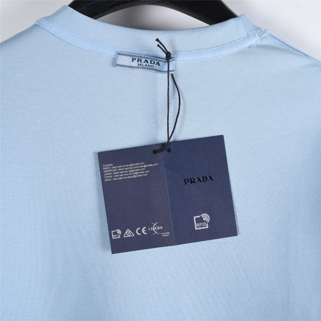 Prada/普拉达 25Fw 简约胸口logo字母饰条刺绣长袖T恤 定织定染 水洗柔滑长绒棉 黑色 白色
