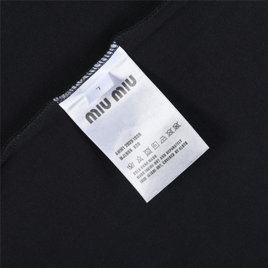 MiuMiu/缪缪 25Fw 暗纹编织立体字母刺绣长袖T恤
