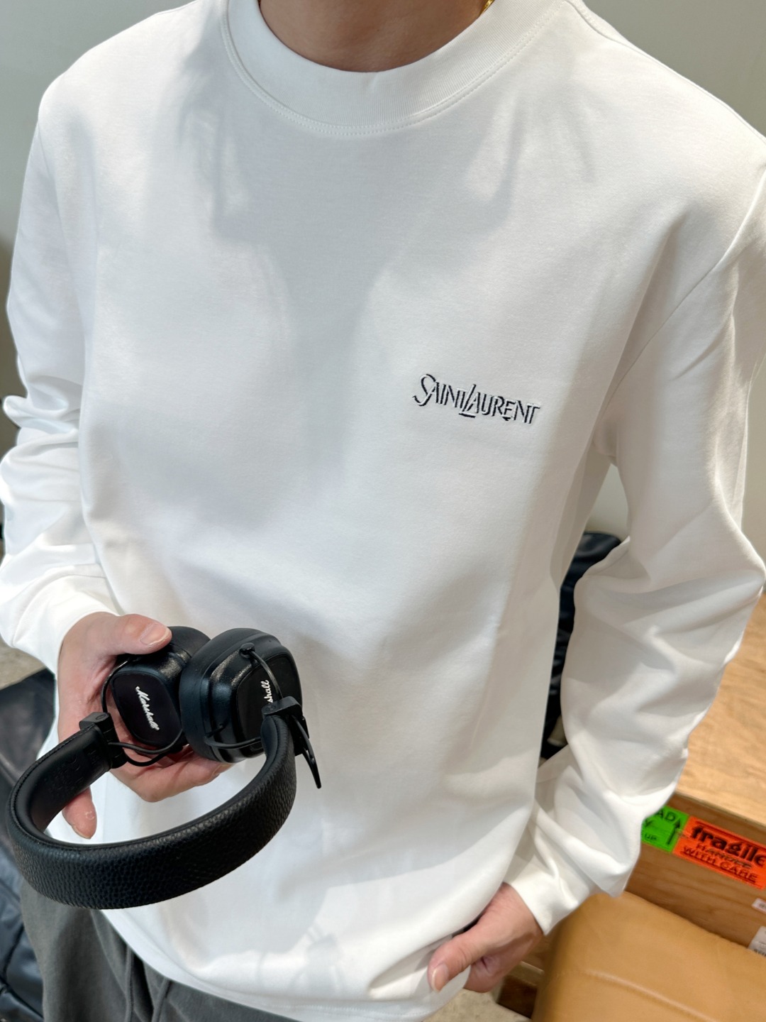 SAINT LAURENT/圣罗兰 25Fw 胸口字母logo刺绣长袖T恤 上身效果#