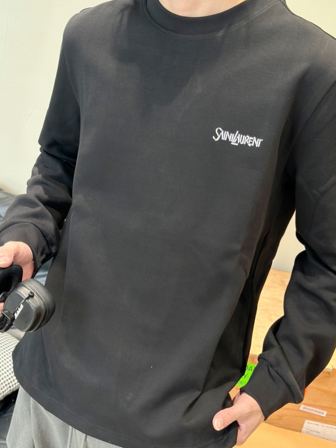 SAINT LAURENT/圣罗兰 25Fw 胸口字母logo刺绣长袖T恤 上身效果#