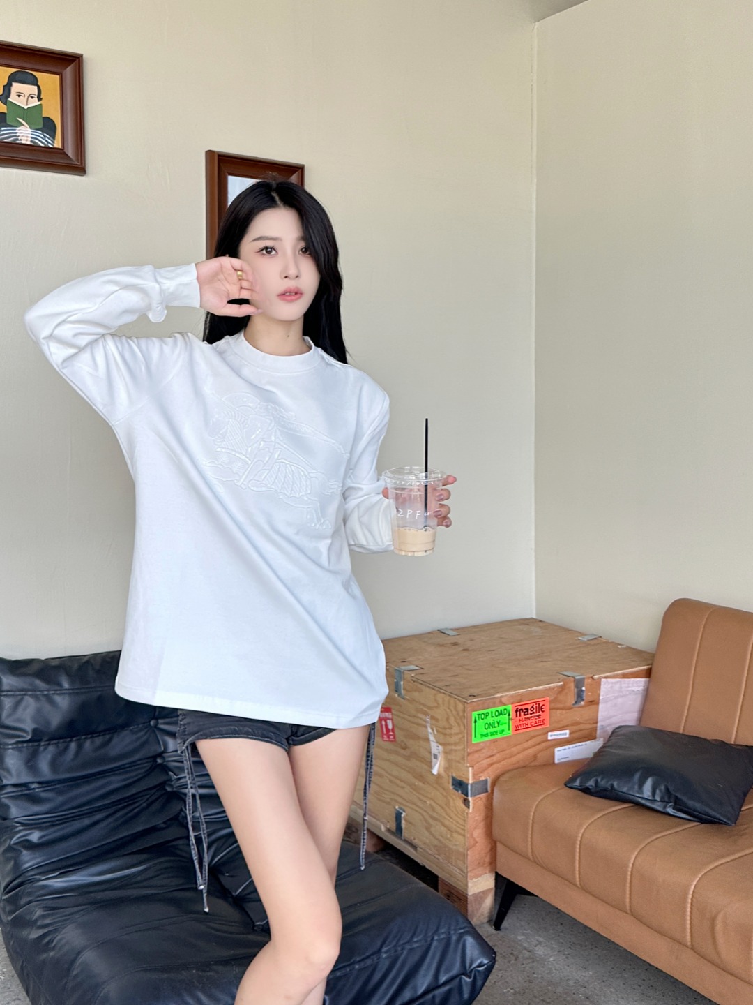 Burberry/巴宝莉 25Fw  胸前暗纹战马立体刺绣长袖T恤 上身效果#