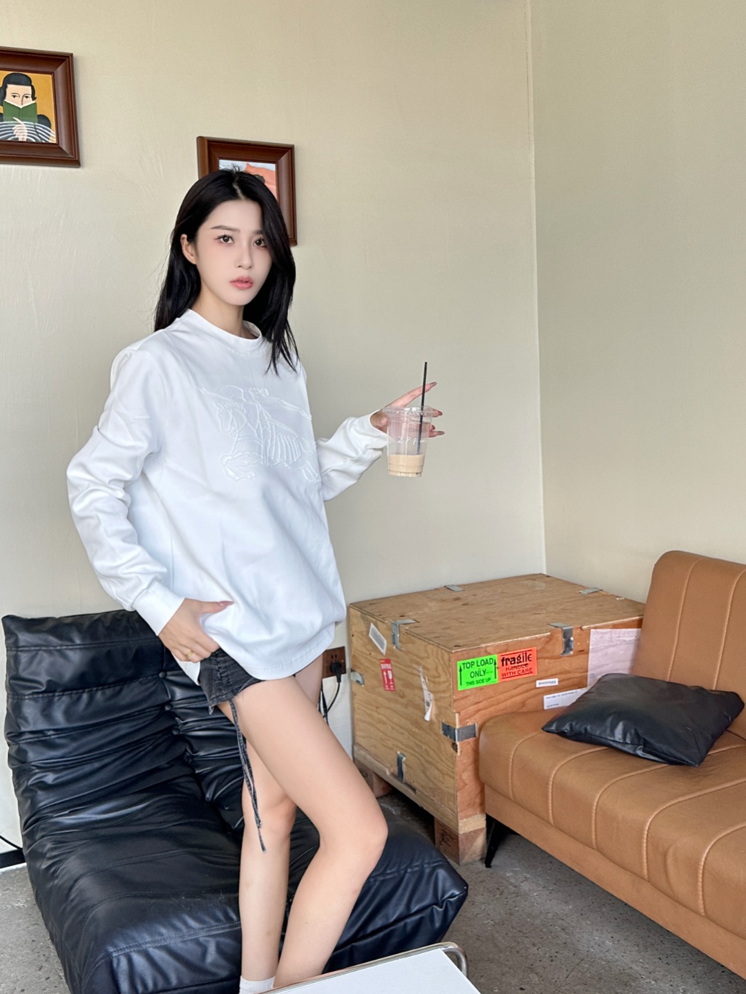 Burberry/巴宝莉 25Fw  胸前暗纹战马立体刺绣长袖T恤 上身效果#