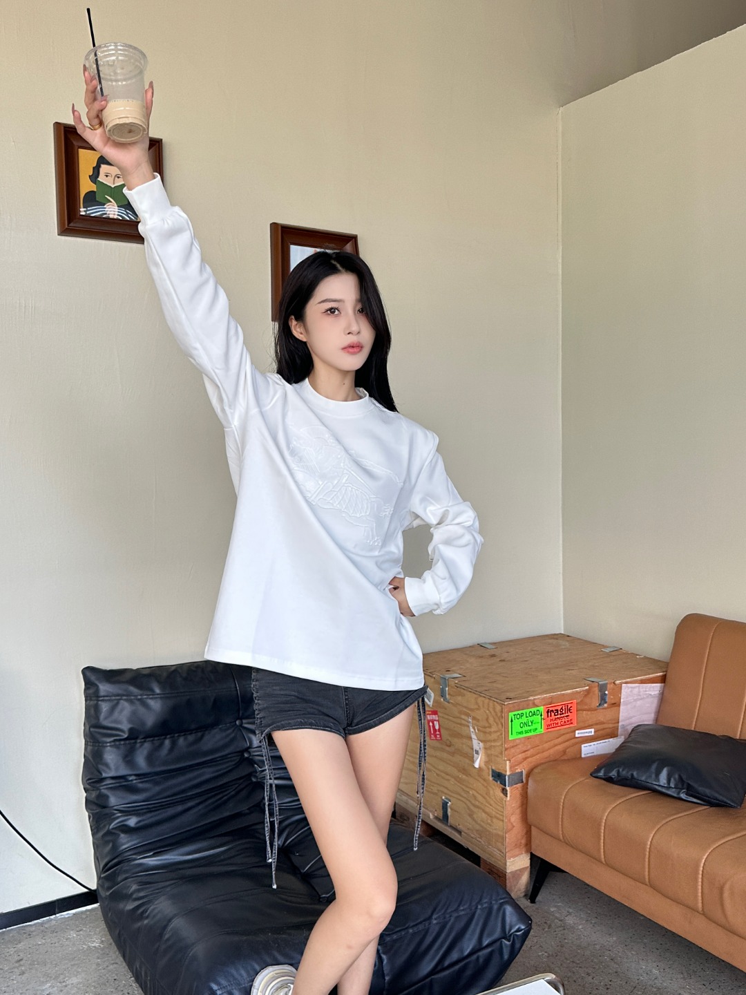 Burberry/巴宝莉 25Fw  胸前暗纹战马立体刺绣长袖T恤 上身效果#