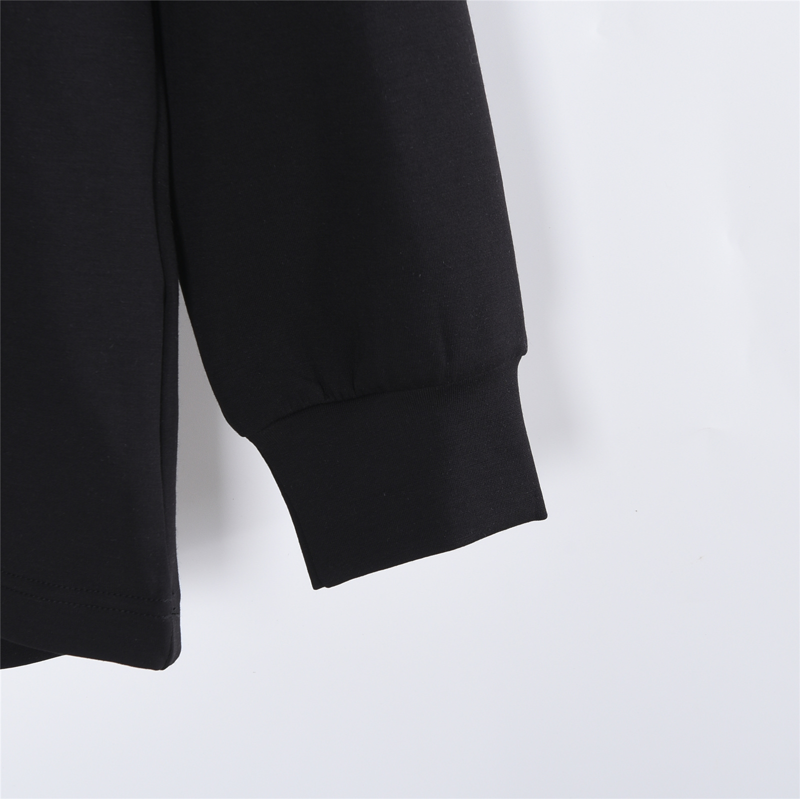 PRADA/普拉达 25Fw 领口手缝金属三角标长袖T恤黑色 白色