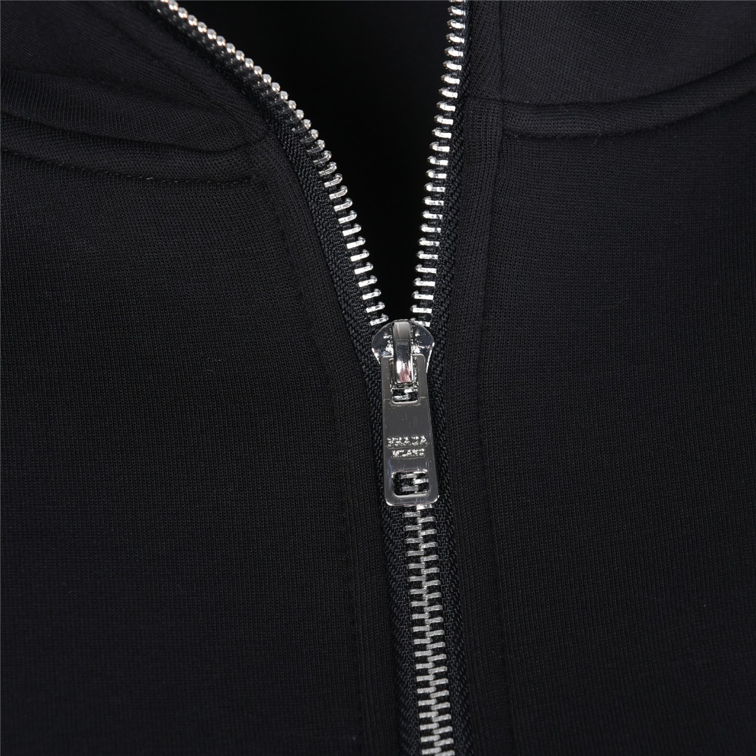 PRADA/普拉达 25Fw 红logo饰条胶条空气层双拉链连帽外套