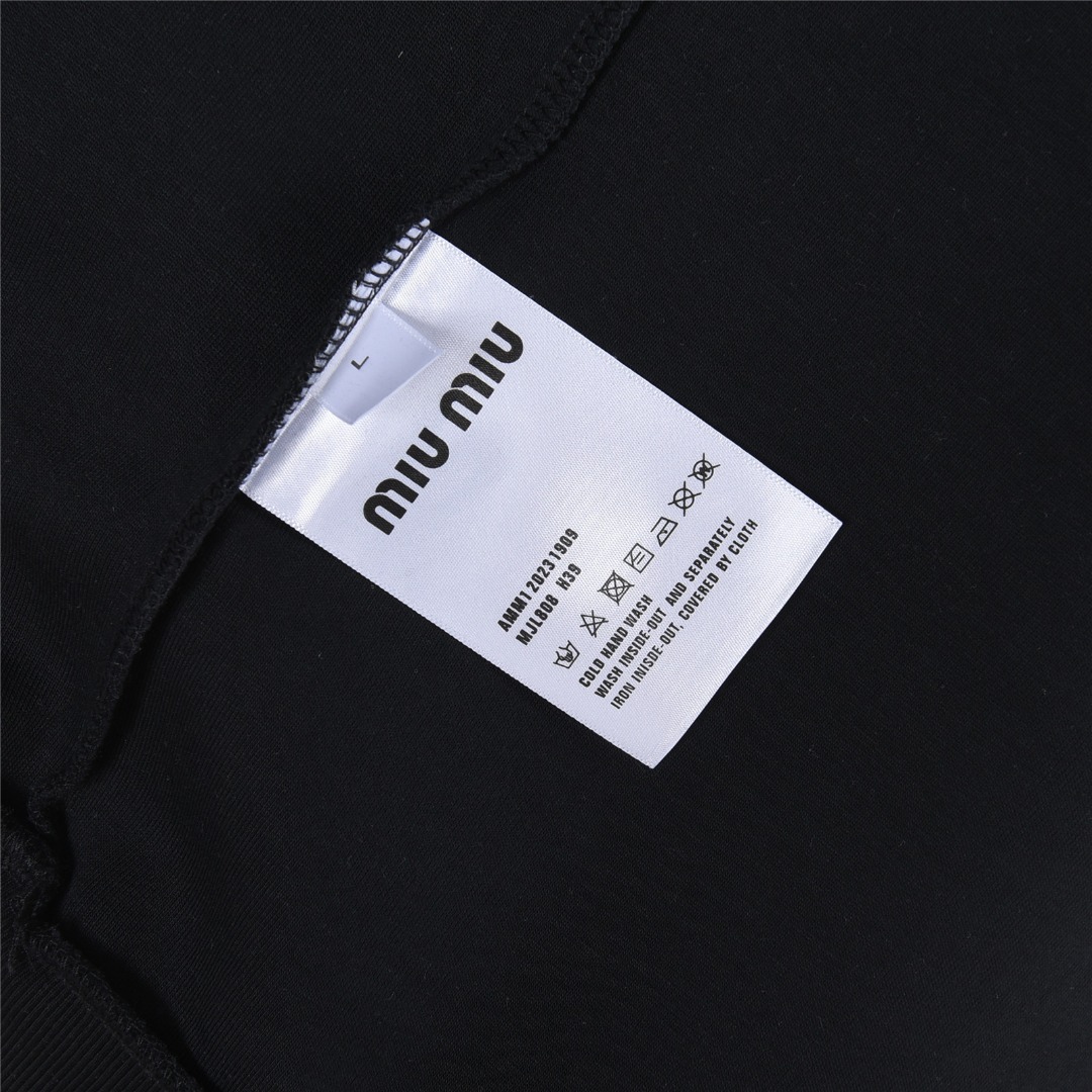 MiuMiu/缪缪 25Fw 后背织带大logo提花拼接卫衣黑色 白色
