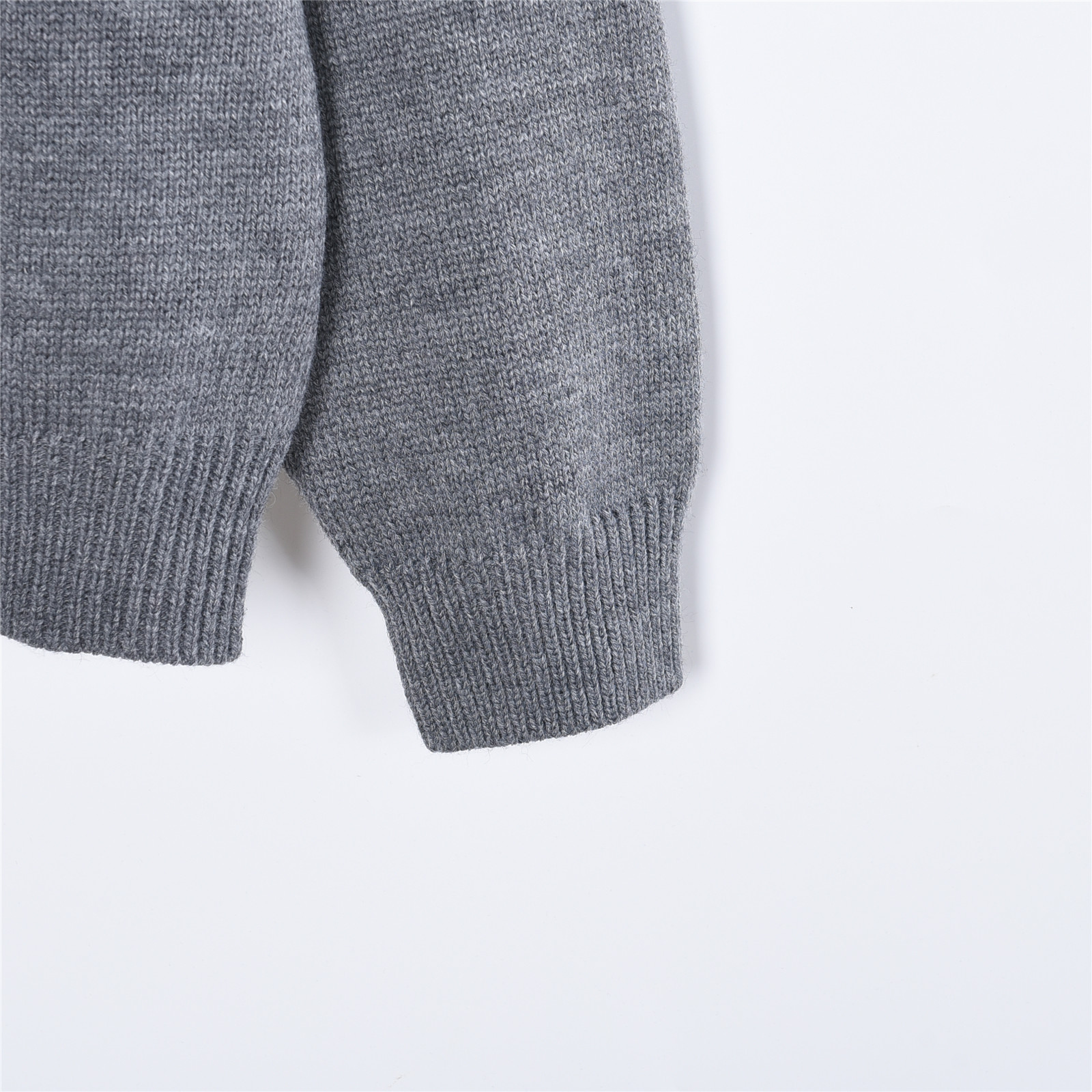 本地自取💰260(支持放店)
CELINE赛琳 凯旋门及后背字母毛巾绣圆领毛衣
原版杭州国专7900购入,近期的一款热门毛衣,
定纺染纱成分,100%羊毛纱线,
所以裸穿也绝对亲肤超级柔软了,
刺绣采用TAJIMA进口机台加工,后背
定制辅料,做工品质还是非常好的,适合秋冬搭配,版型宽松。
颜色:黑色,白色, 灰色
Size:XS-L