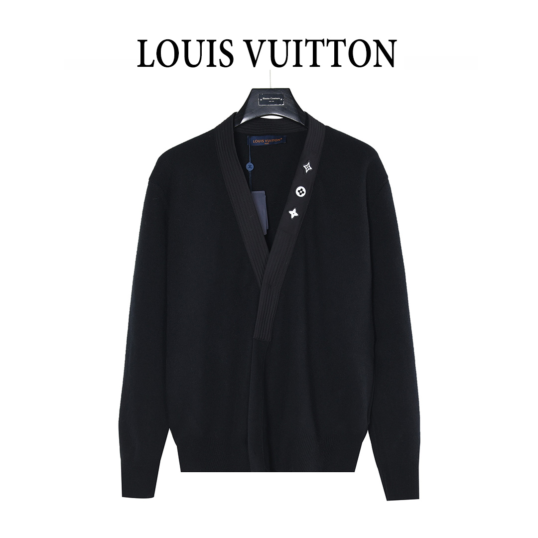 💰320()
Louis Vuitton/路易威登 25Fw 三花反光标识装饰和服领开衫毛衣
装饰细节开衫本款绵羊毛开衫出自 Pharrell Williams 与 Nigo 合作推出的 2025 秋冬合作系列。
绗缝棉质衣领恰似和服,道出 Nigo 的日本文化之源,其上点缀的 Monogram 花卉贴饰微微闪烁珠光。
隐藏式纽扣前襟成就简约廓形,打造休闲或正式造型皆宜。
标准版型
100% 绵羊毛
绗缝棉质和服式衣领
罗纹袖口及下摆
隐藏式纽扣前襟
衣领配有珠光标识贴饰
颜色:黑色,棕色
Size:XS-L
