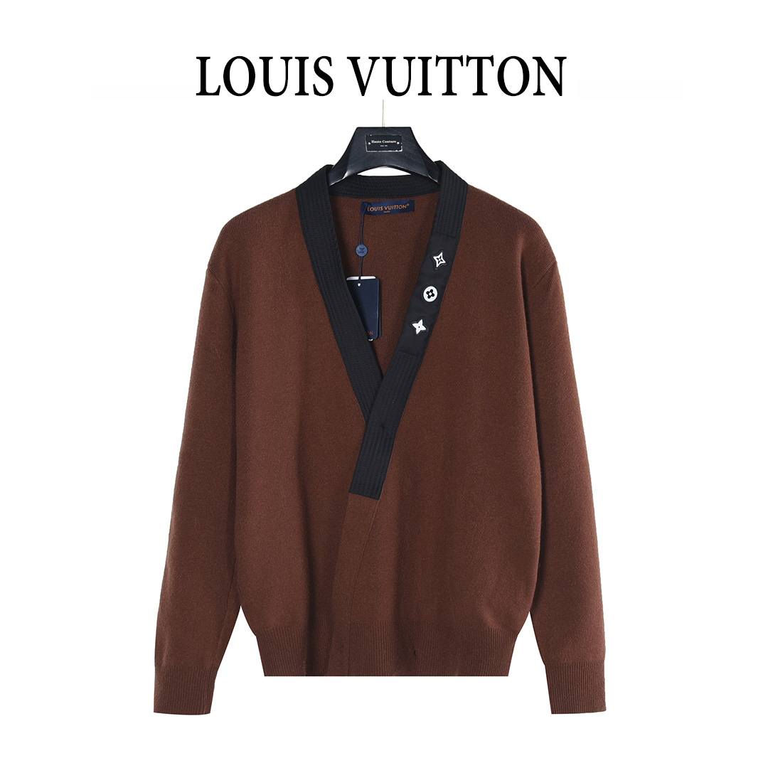 💰320()
Louis Vuitton/路易威登 25Fw 三花反光标识装饰和服领开衫毛衣
装饰细节开衫本款绵羊毛开衫出自 Pharrell Williams 与 Nigo 合作推出的 2025 秋冬合作系列。
绗缝棉质衣领恰似和服,道出 Nigo 的日本文化之源,其上点缀的 Monogram 花卉贴饰微微闪烁珠光。
隐藏式纽扣前襟成就简约廓形,打造休闲或正式造型皆宜。
标准版型
100% 绵羊毛
绗缝棉质和服式衣领
罗纹袖口及下摆
隐藏式纽扣前襟
衣领配有珠光标识贴饰
颜色:黑色,棕色
Size:XS-L
