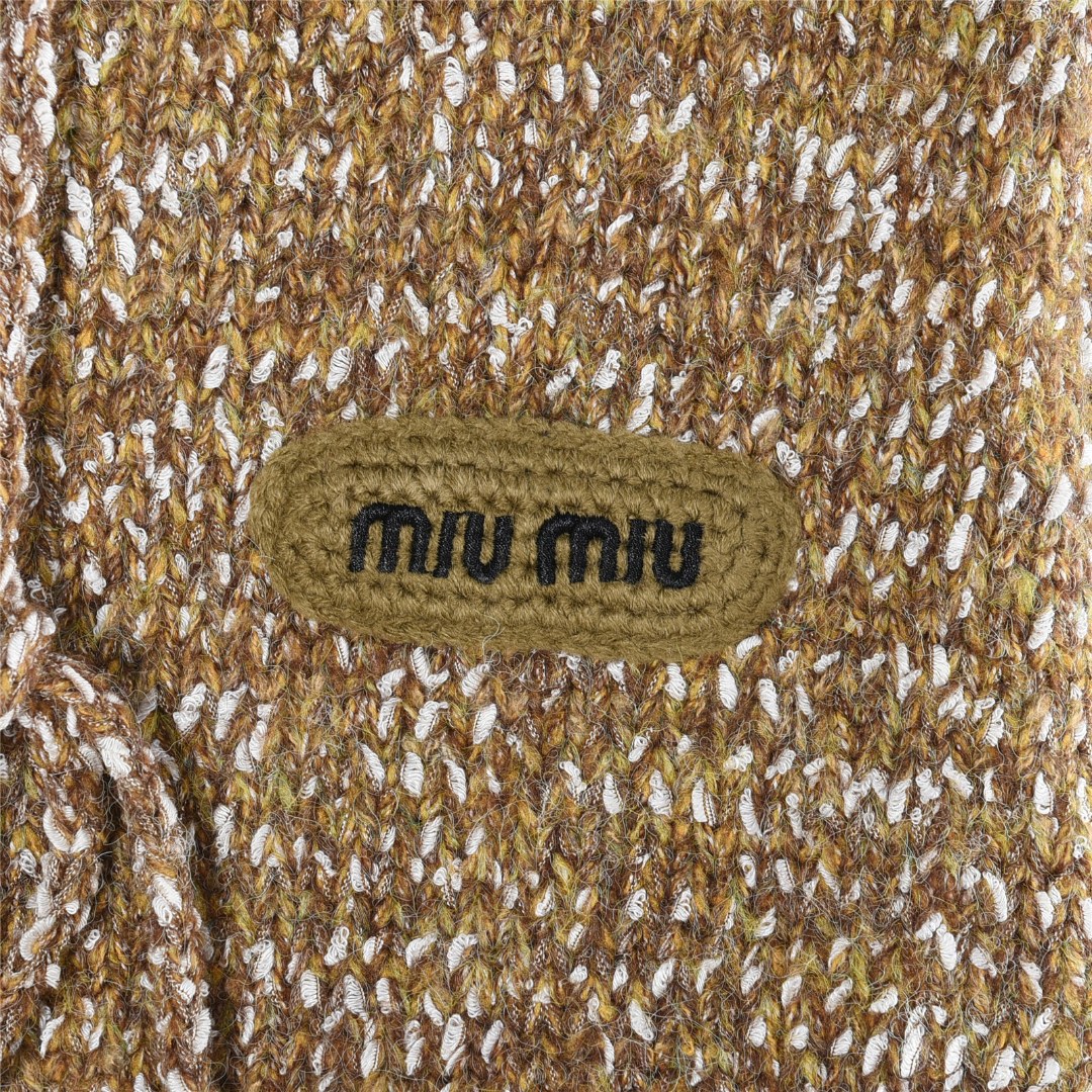 MiuMiu/缪缪 25Fw 贴布logo刺绣拉链连帽毛衣外套 浅灰 / 玫粉 / 绿色