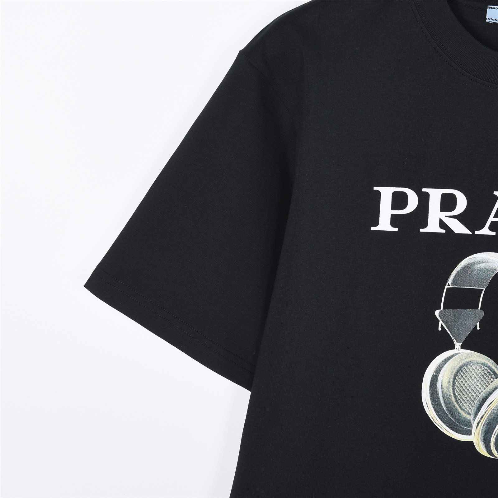 PRADA/普拉达 耳机字母图案数码印花短袖T恤 白色 黑色-莆田鞋,莆田鞋货源,高仿鞋,高仿鞋货源,安福档口,莆田高仿鞋,莆田鞋批发,高仿鞋批发,莆田高仿运动鞋,高仿运动鞋,莆田运动鞋 PRADA/普拉达 耳机字母图案数码印花短袖T恤 白色 黑色