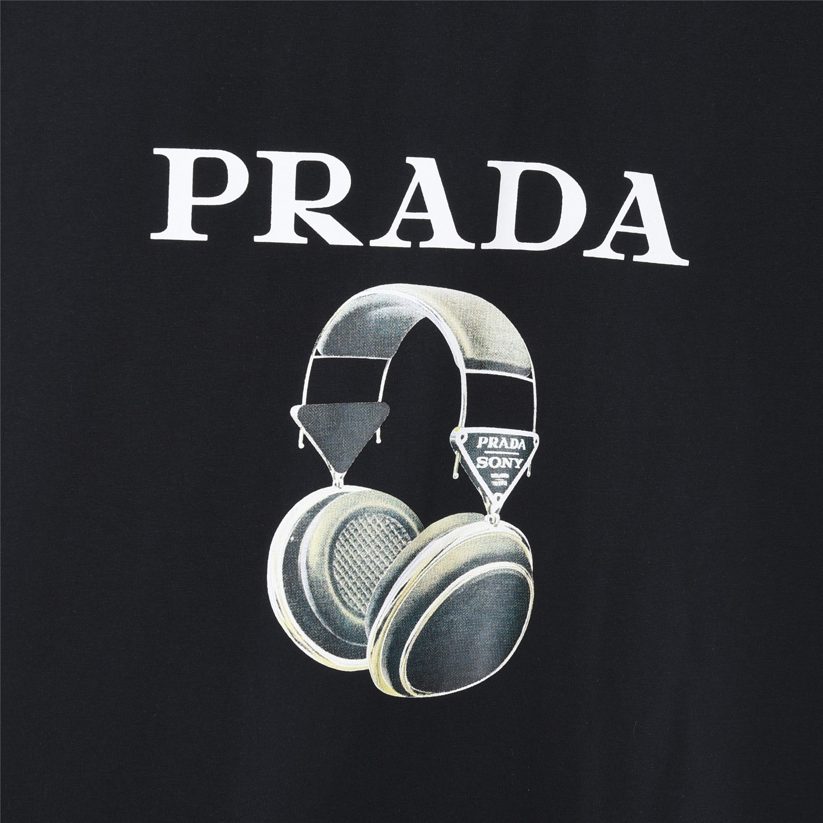 PRADA/普拉达 耳机字母图案数码印花短袖T恤 白色 黑色-莆田鞋,莆田鞋货源,高仿鞋,高仿鞋货源,安福档口,莆田高仿鞋,莆田鞋批发,高仿鞋批发,莆田高仿运动鞋,高仿运动鞋,莆田运动鞋 PRADA/普拉达 耳机字母图案数码印花短袖T恤 白色 黑色