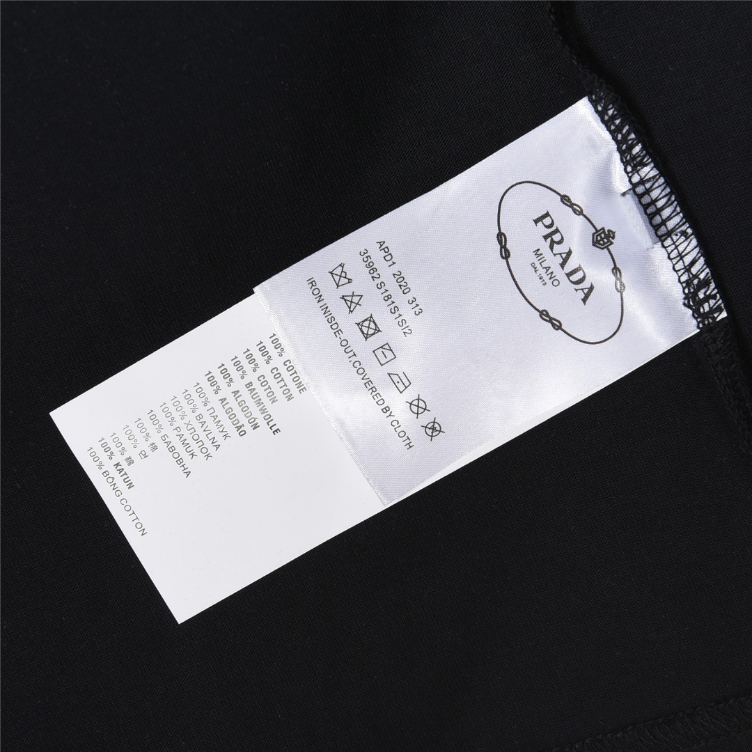 PRADA/普拉达 耳机字母图案数码印花短袖T恤 白色 黑色-莆田鞋,莆田鞋货源,高仿鞋,高仿鞋货源,安福档口,莆田高仿鞋,莆田鞋批发,高仿鞋批发,莆田高仿运动鞋,高仿运动鞋,莆田运动鞋 PRADA/普拉达 耳机字母图案数码印花短袖T恤 白色 黑色