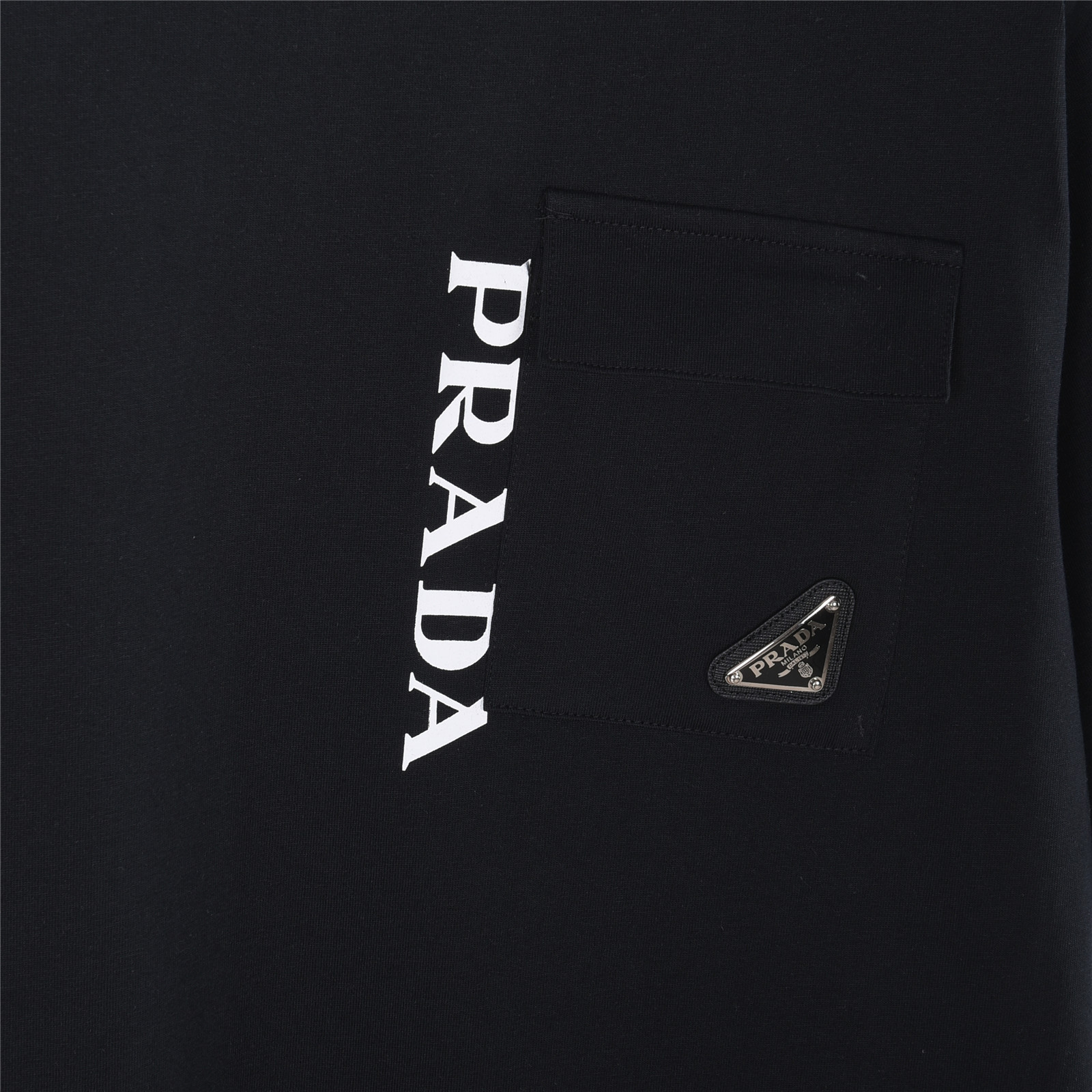 PRADA/普拉达 字母印花口袋三角标镶嵌短袖T恤黑色 白色 PRADA/普拉达 字母印花口袋三角标镶嵌短袖T恤黑色 白色